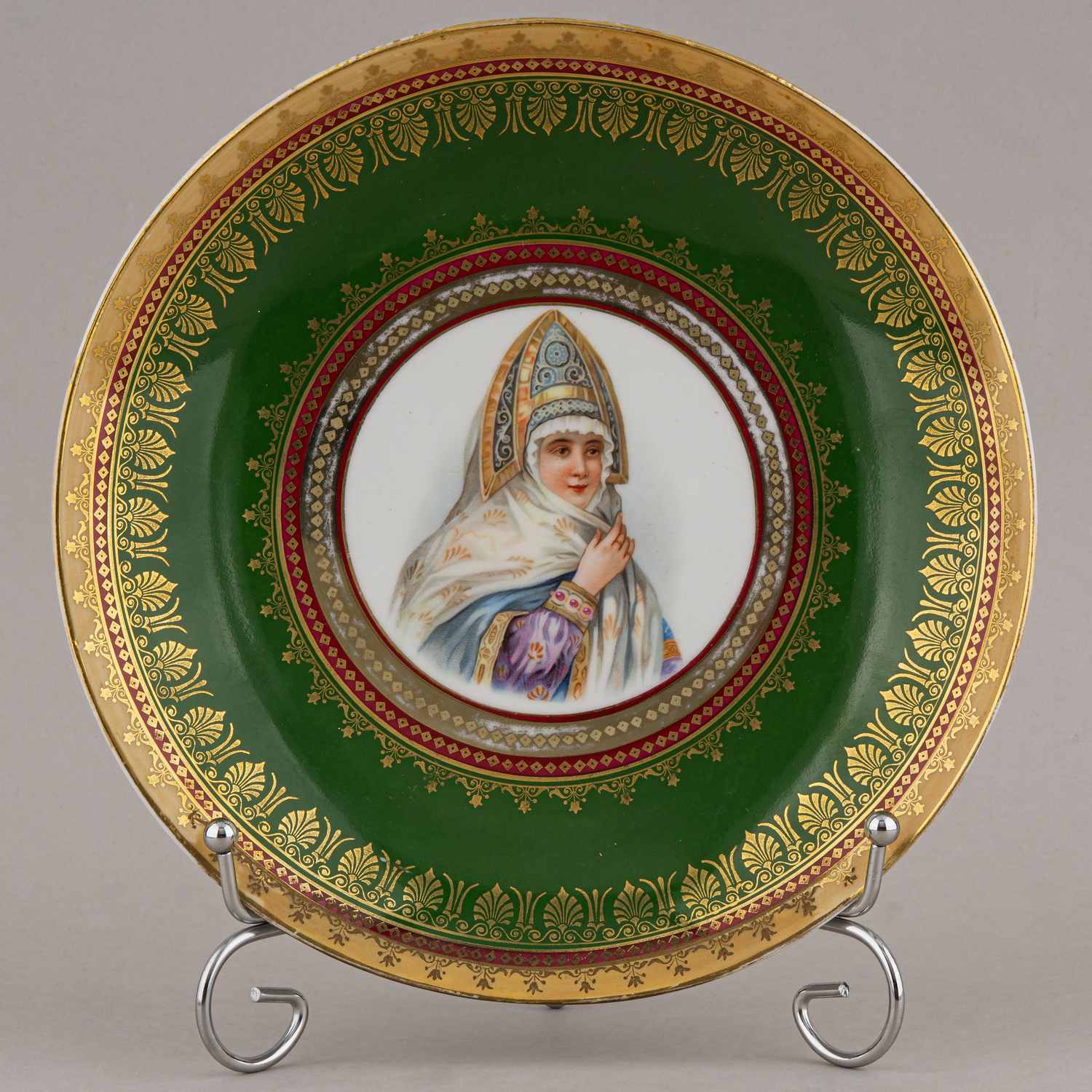 Тарелка с изображением княжны из сервиза «Бояре». Россия, Москва, завод товарищества М. С. Кузнецова, 1913-1917 год.