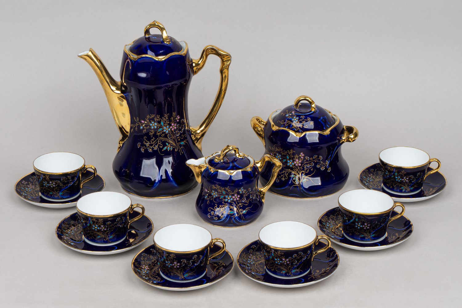 (Кузнецов) Сервиз кофейный кобальтовый с эмалевой росписью.
Россия,  завод Кузнецова, начало XX века.