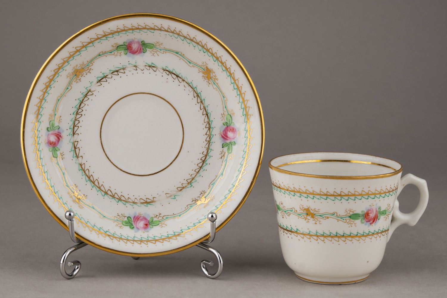 (Корниловы) Чашка с блюдцем  кофейная с изображением роз.
Россия, Санкт-Петербург, Завод братьев Корниловых, 1861–1884 годы.