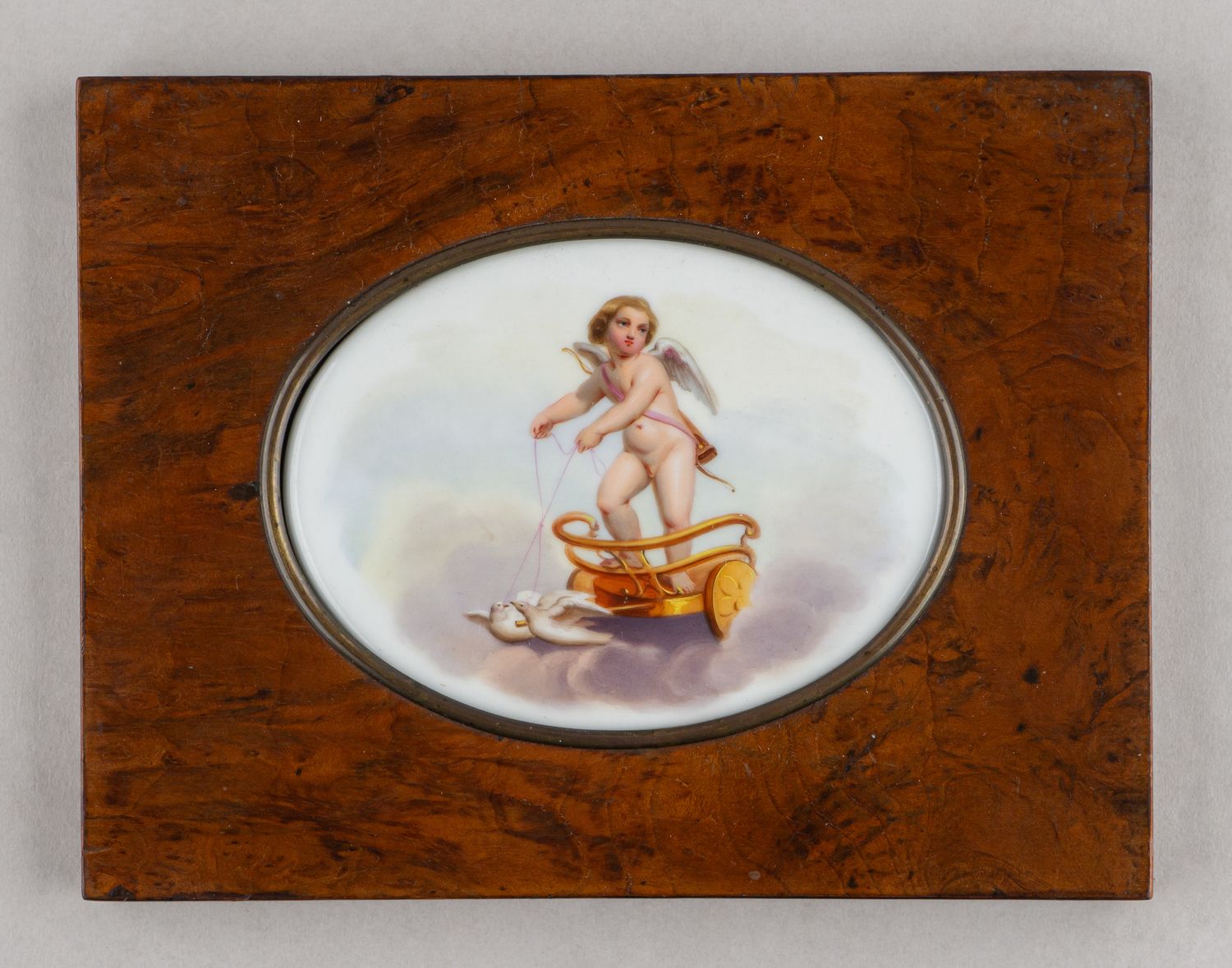 (Аллегория любви) Пласт с изображением купидона в колеснице.  Западная Европа, начало XIX века.