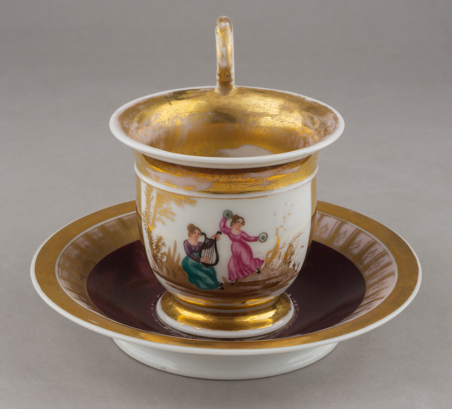 (Сафронов) Чайная пара с изображением музицирующих девушек с лирой и тарелками. 
Россия, завод А.Т. Сафронова, 1815–1820-е годы.