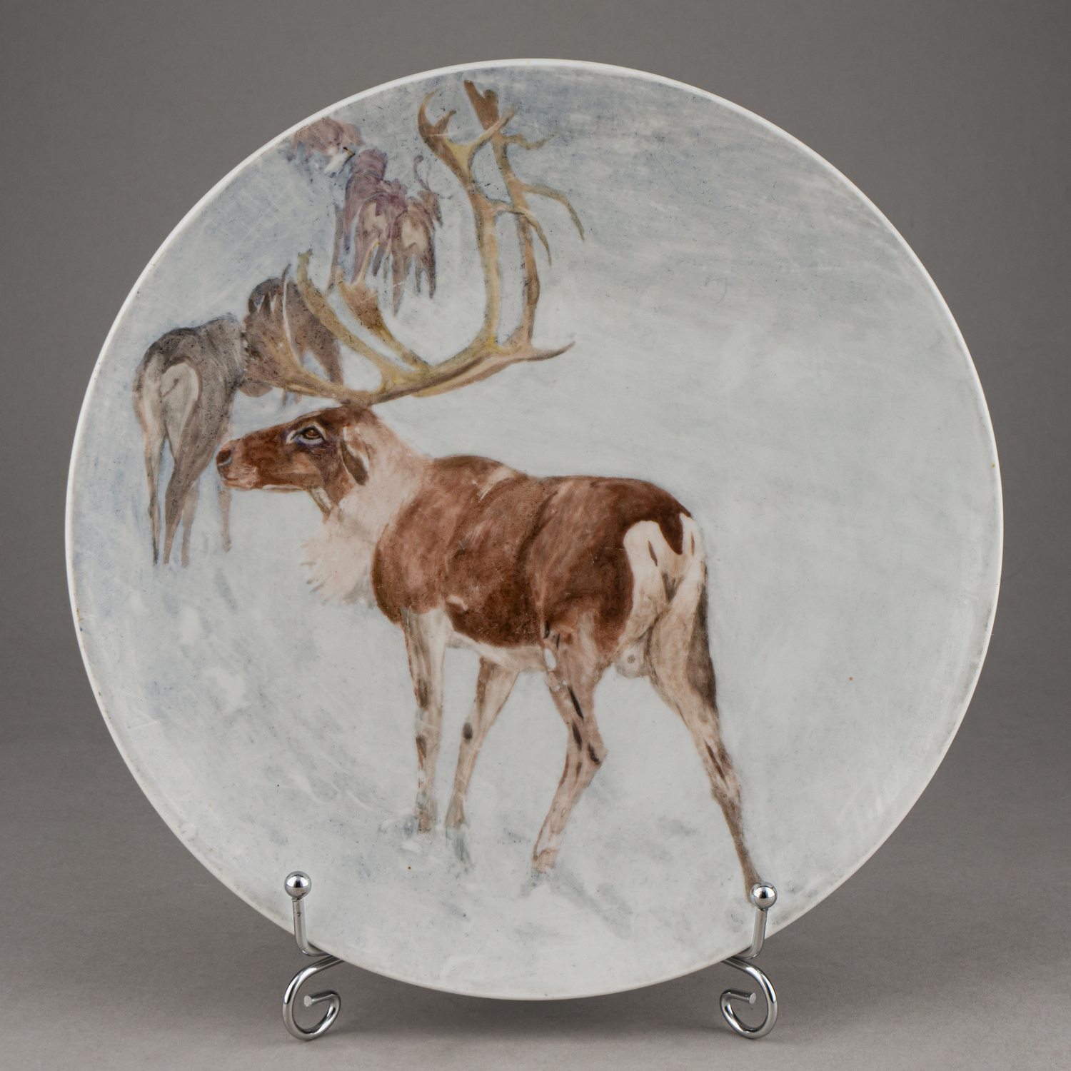 (Л.Ф. Орлова) Декоративная тарелка с изображением северных оленей.
СССР, Дмитровский фарфоровый завод в Вербилках, художница Л.Ф. Орлова, по рисунку Ричарда Лидеккера, 1950-1960е годы.