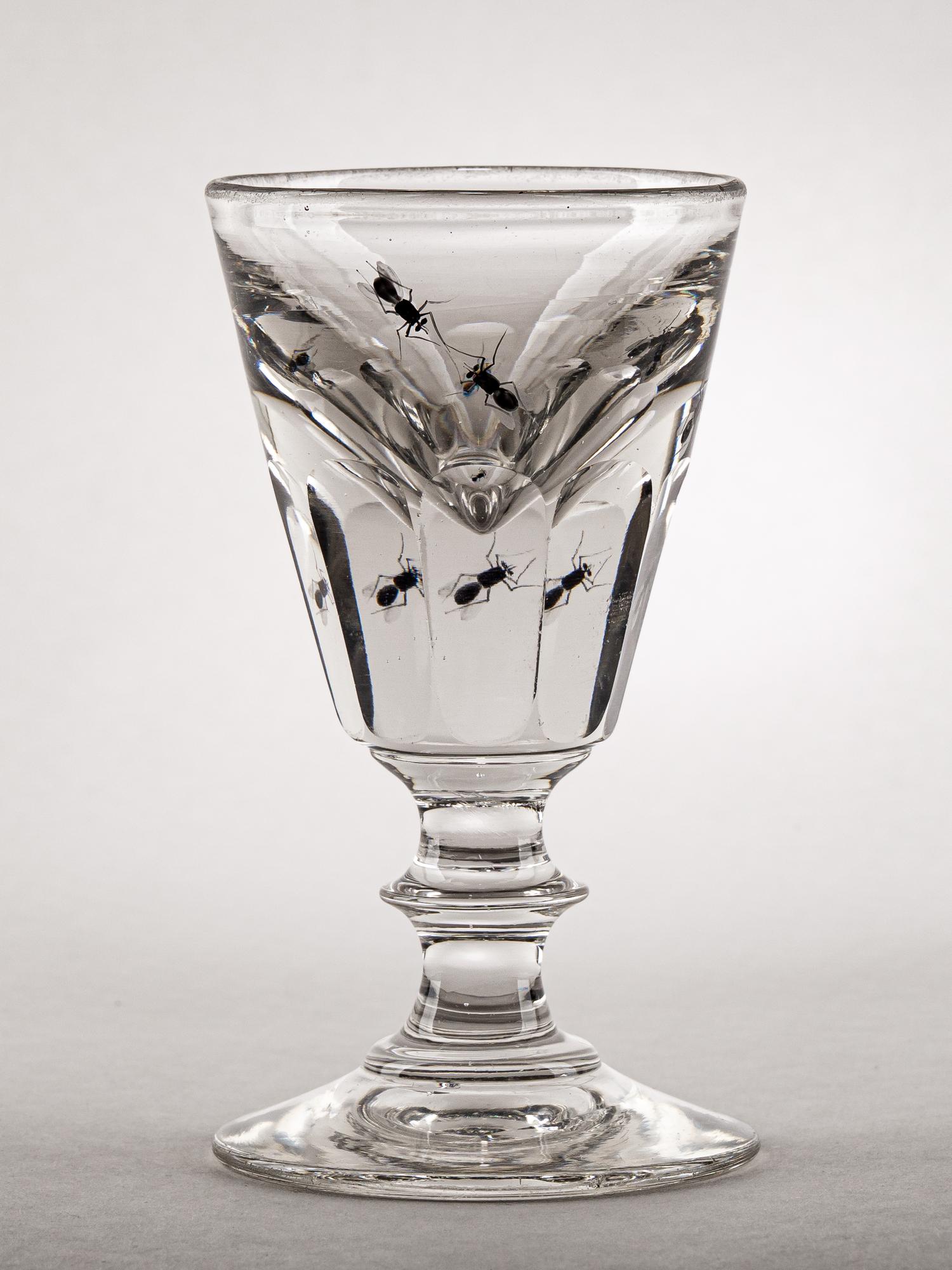 Рюмка-шутиха с «мухами».
Россия, XIX век.