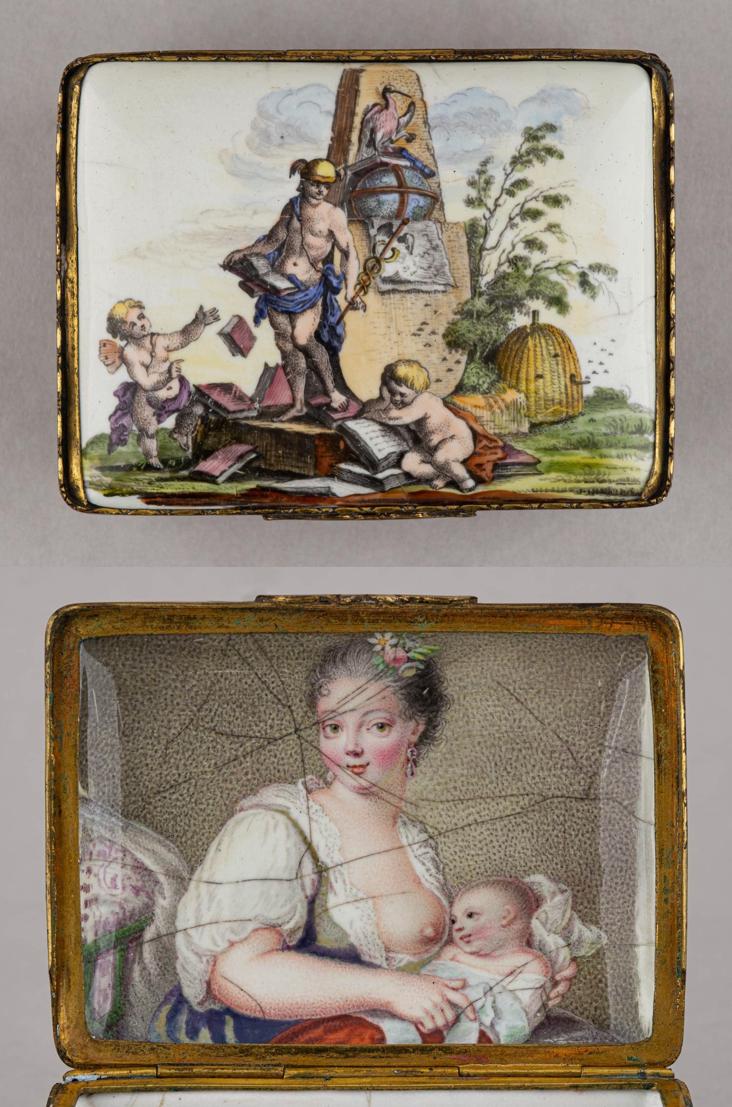 (Ню) Табакерка с изображением бога торговли Меркурия и обнаженной с младенцем.
Западная Европа, середина XVIII века.