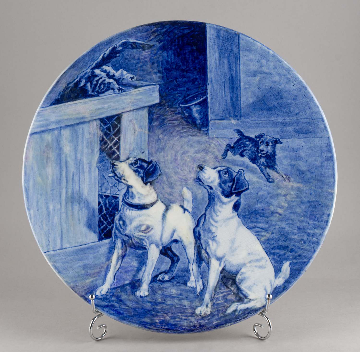 (Кузнецов. В.Н. Степанова) Блюдо «Собаки и кот». 
Россия, Товарищество М.С. Кузнецова, роспись – В.Н. Степанова, конец XIX – начало XX века.