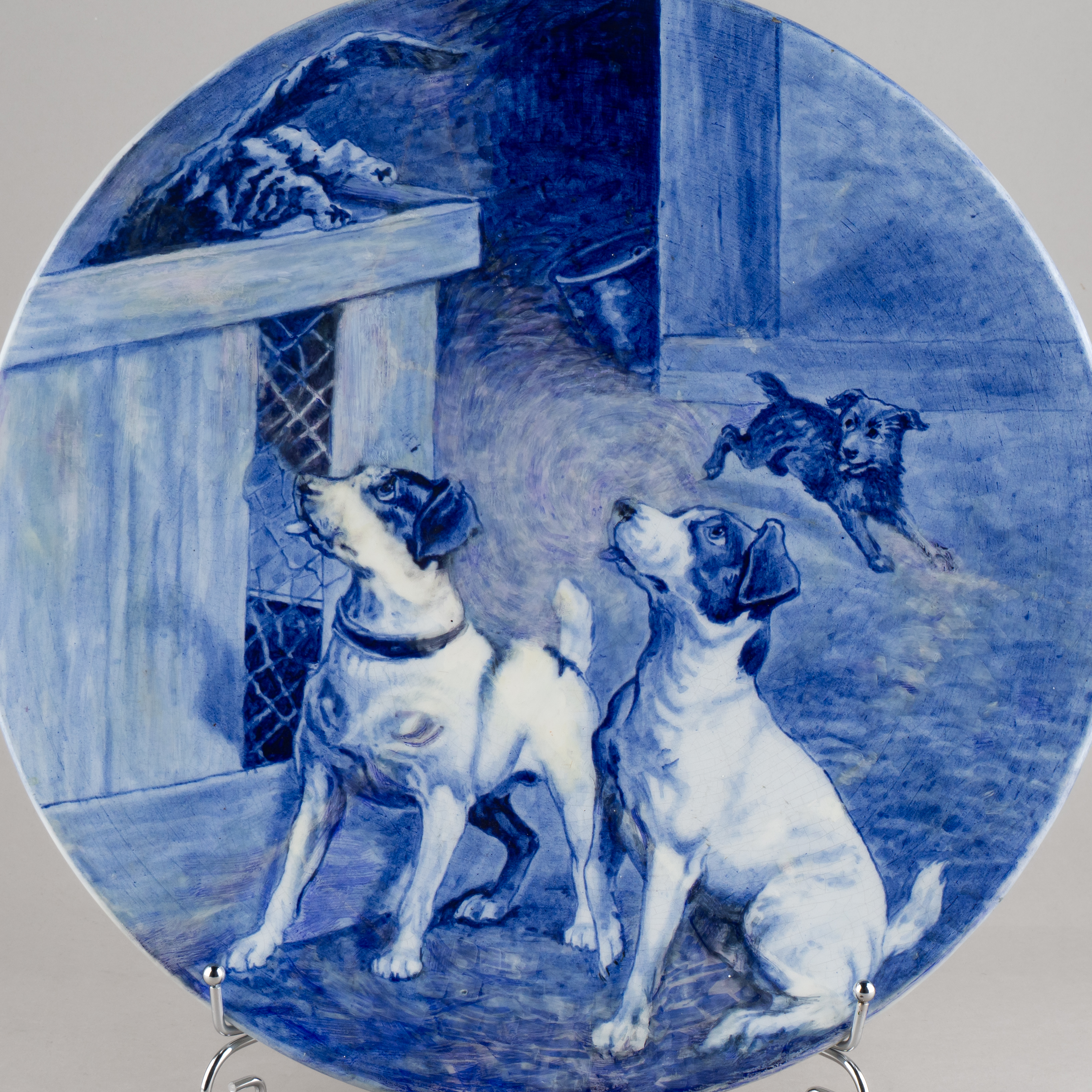 (Кузнецов. В.Н. Степанова) Блюдо «Собаки и кот».
Россия, Товарищество М.С. Кузнецова, роспись – В.Н. Степанова, конец XIX – начало XX века.
