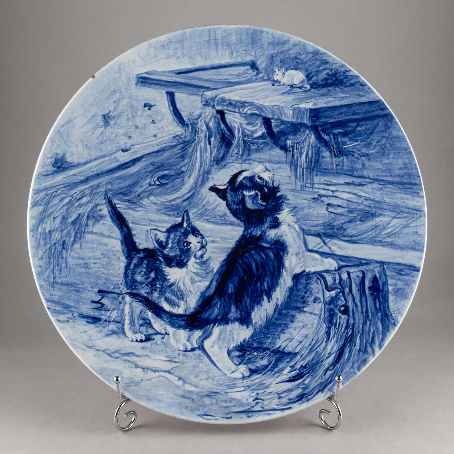 (Кузнецов. В.Н. Степанова) Блюдо «Кошки-мышки». 
Россия, Товарищество М.С. Кузнецова, роспись – В.Н. Степанова, конец XIX – начало XX века.