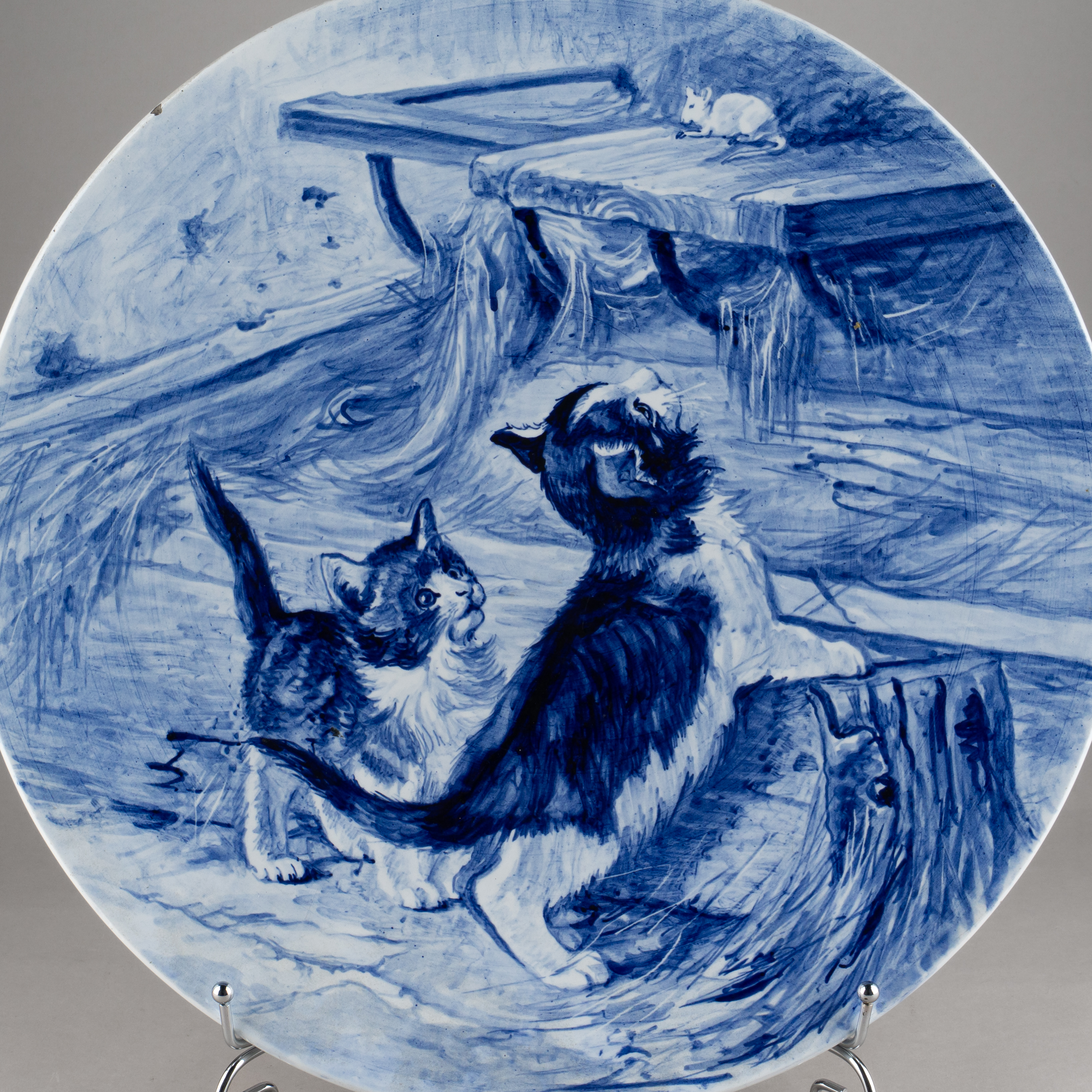 (Кузнецов. В.Н. Степанова) Блюдо «Кошки-мышки». 
Россия, Товарищество М.С. Кузнецова, роспись – В.Н. Степанова, конец XIX – начало XX века.