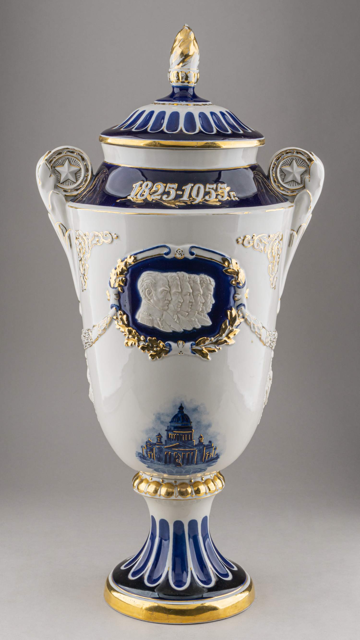 Ваза «Декабристы». 1825-1955.
СССР, Одесское государственное художественное училище им. М. Б. Грекова, Киевский экспериментальный керамико-художественный завод, автор – Гузенко Ю.Д., 1955.