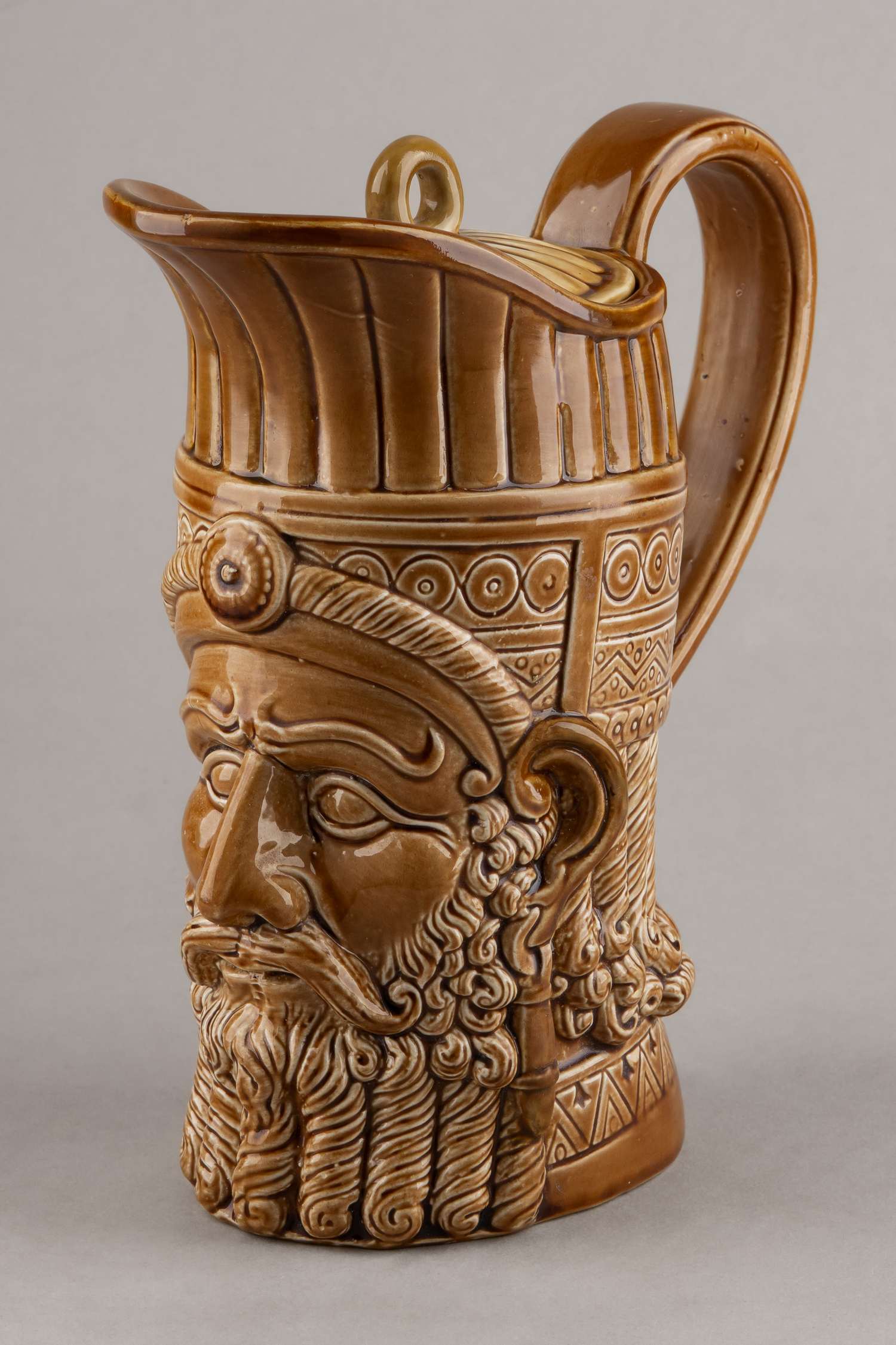 (Кузнецов) Кружка «Сирийский воин».
Россия, Товарищество М.С. Кузнецова, 1889–1917 годы.