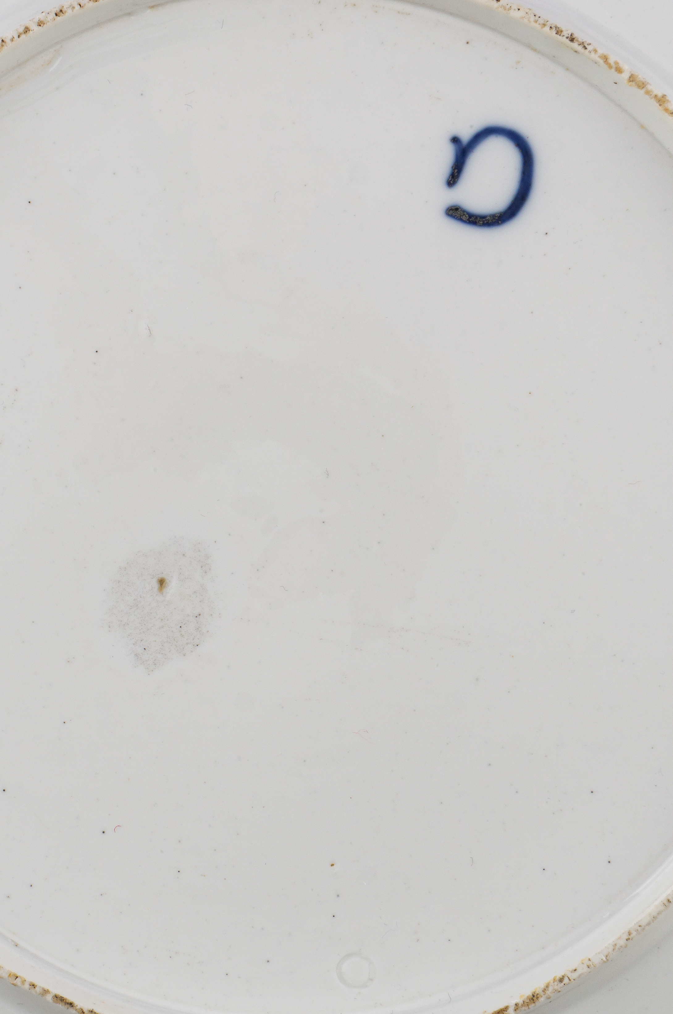 (Андреевский сервиз на 50 приборов) Тарелка из сервиза ордена Св. Апостола Андрея Первозванного (Андреевский сервиз). Россия, Москва, Фабрика Ф.Я. Гарднера, автор проекта Г.И. Козлов, 1778–1780 годы.