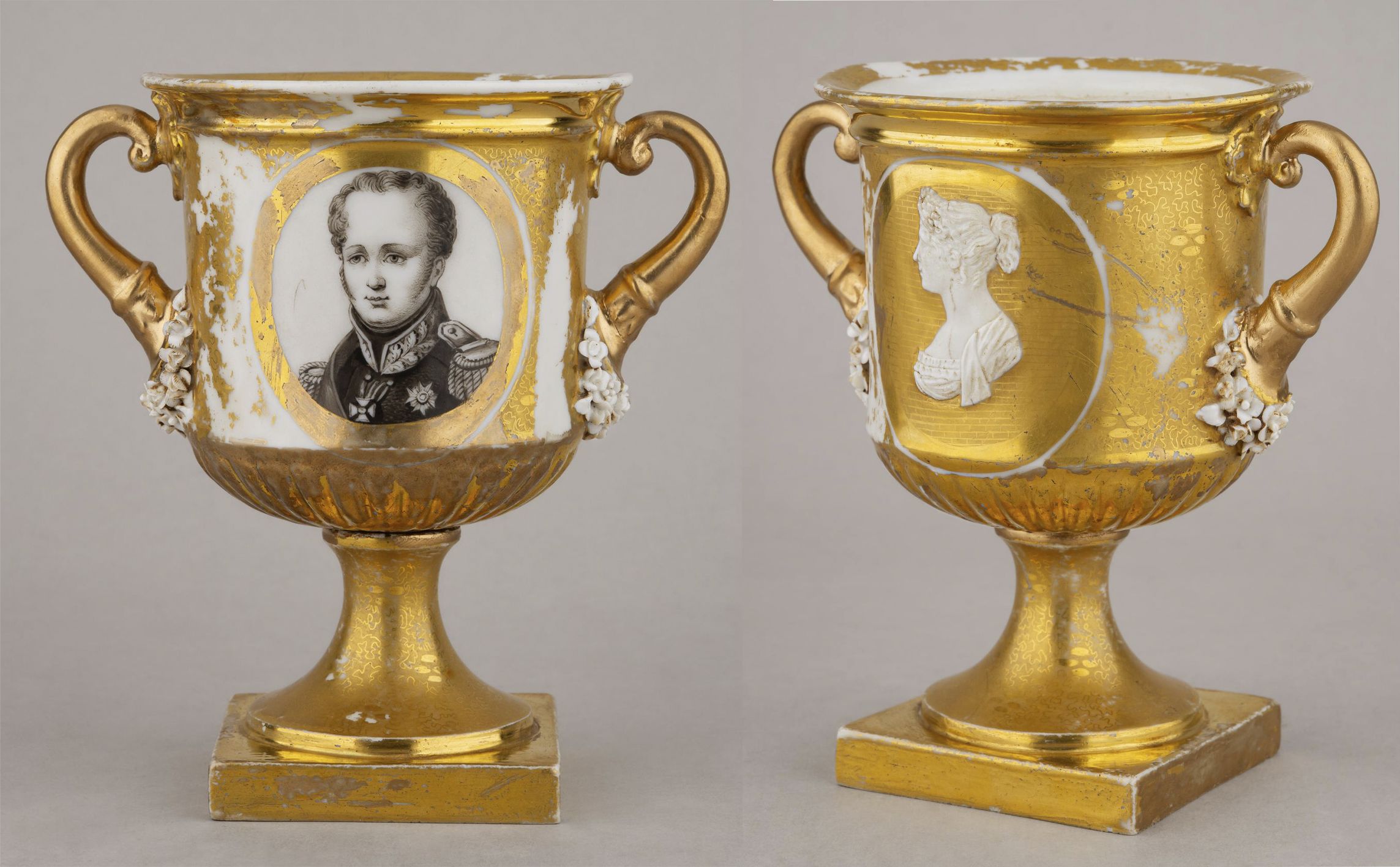 (В Эрмитаже и Русском музее)  Вазочка с портретами императора Александра I и императрицы Елизаветы Алексеевны. 
Россия, Императорский фарфоровый завод,1815-1820-е годы. Портрет Елизаветы Алексеевны по оригиналу Луи-Мари Гишара, портрет Александра по изображению Александра Хельера (Whellier Alexander),