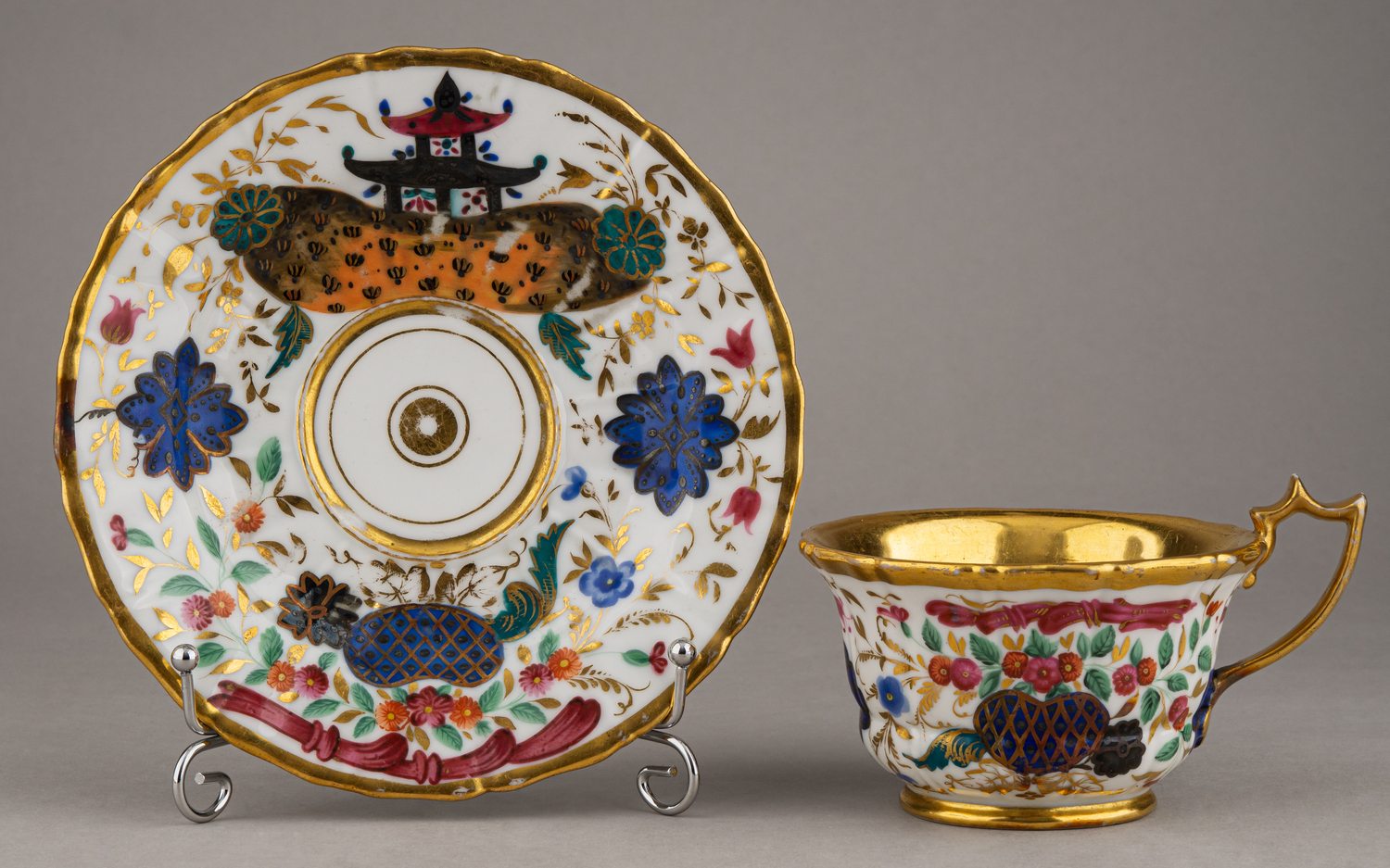(Батенины) Чайная пара в стиле шинуазри с изображением китайской пагоды. 
Россия, Санкт-Петербург, завод братьев Батениных, 1832–1838 годы.