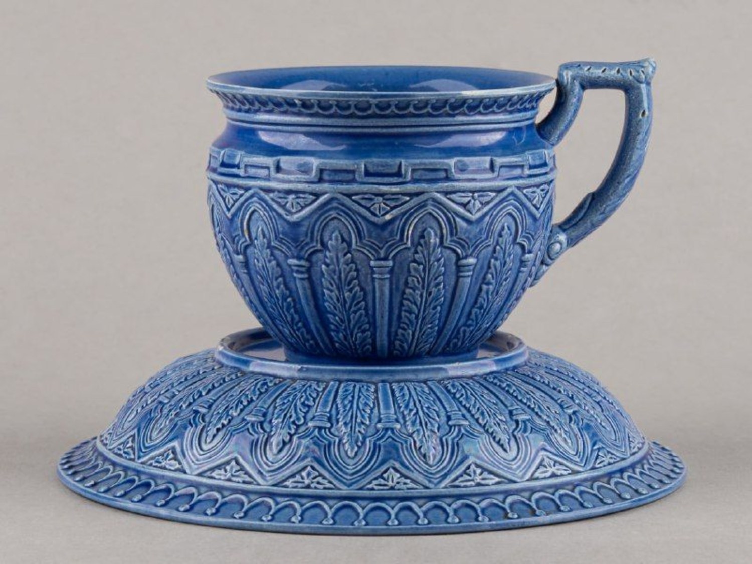 (Заказ императорской семьи для Никольского домика в Петергофе) Чашка с блюдцем из сервиза из голубого фаянса в «готическом стиле». Россия, Киево-Межигорский казенный фаянсовый завод, январь 1836.
