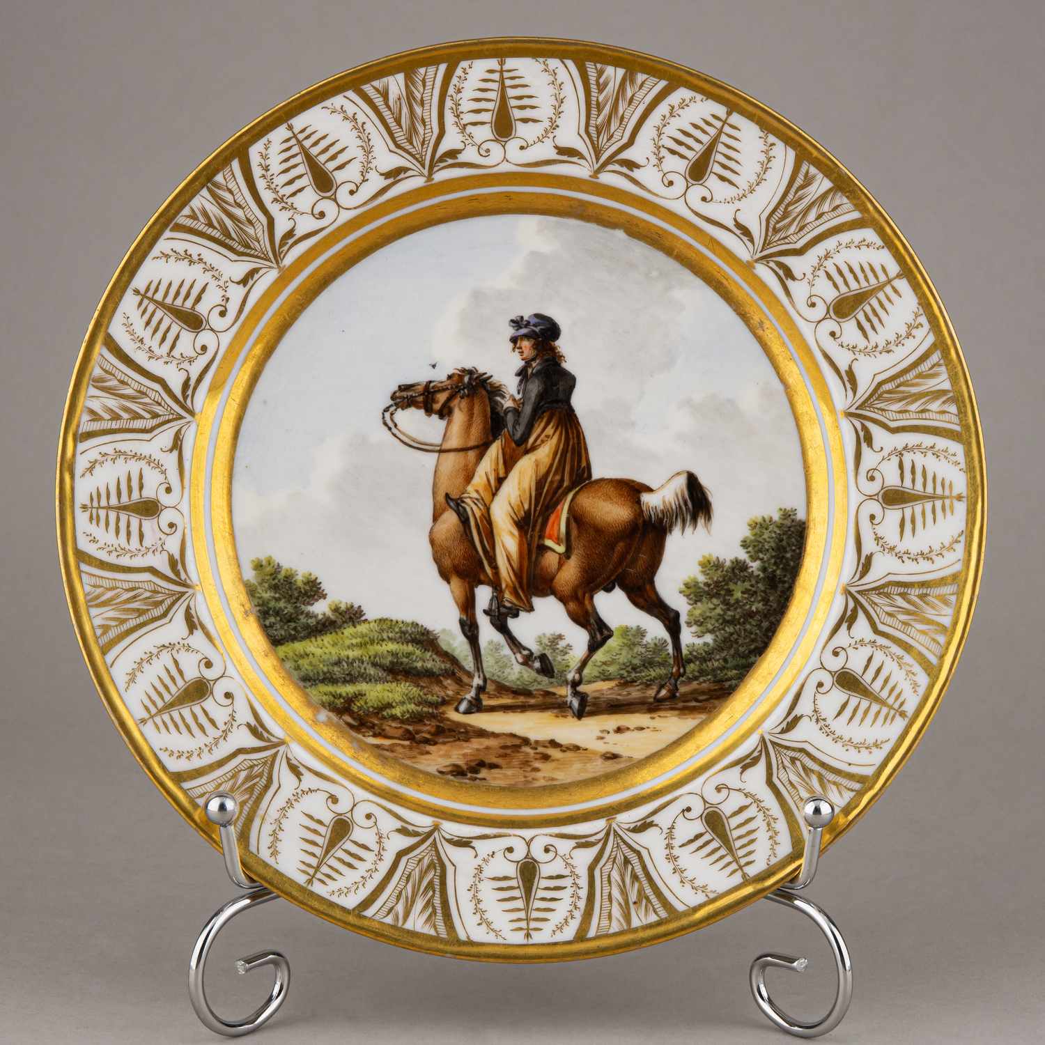Тарелка с изображением наездницы на коне. Франция, первая треть XIX века.