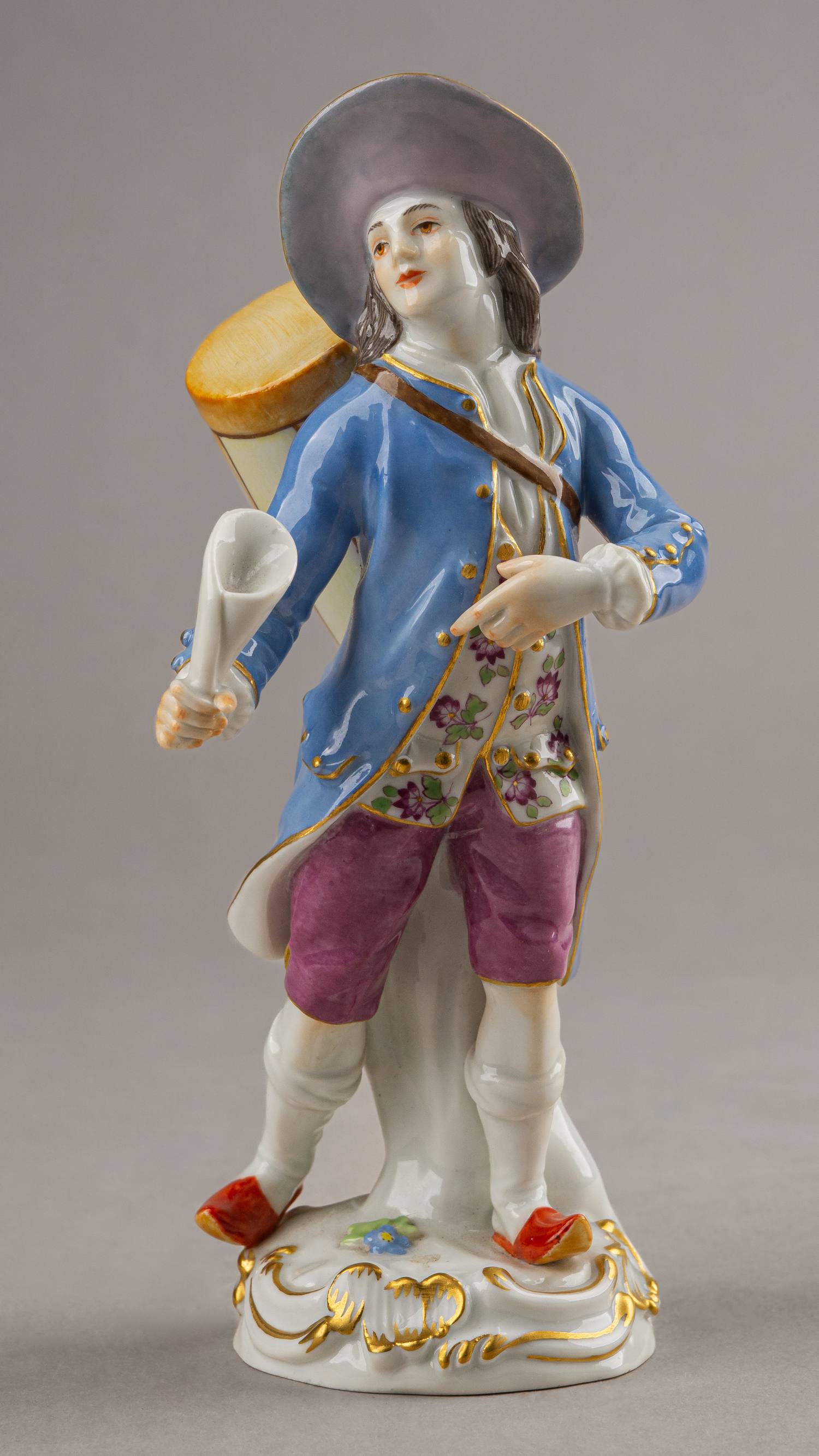 (Мейсен. П. Райнике) Скульптура «Продавец вафель» (Из серии Cris de Paris). Германия, Мейсенская фарфоровая мануфактура, по модели П. Райнике, первая половина XX века.