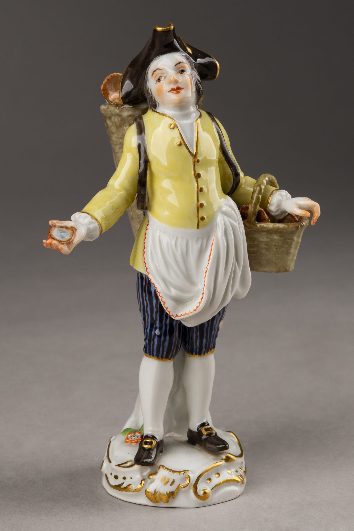 (Мейсен. П. Райнике) Скульптура «Торговец устрицами» (из серии «Cris de Paris»). Германия, Мейсенская фарфоровая мануфактура, по модели П. Райнике, середина XX века.