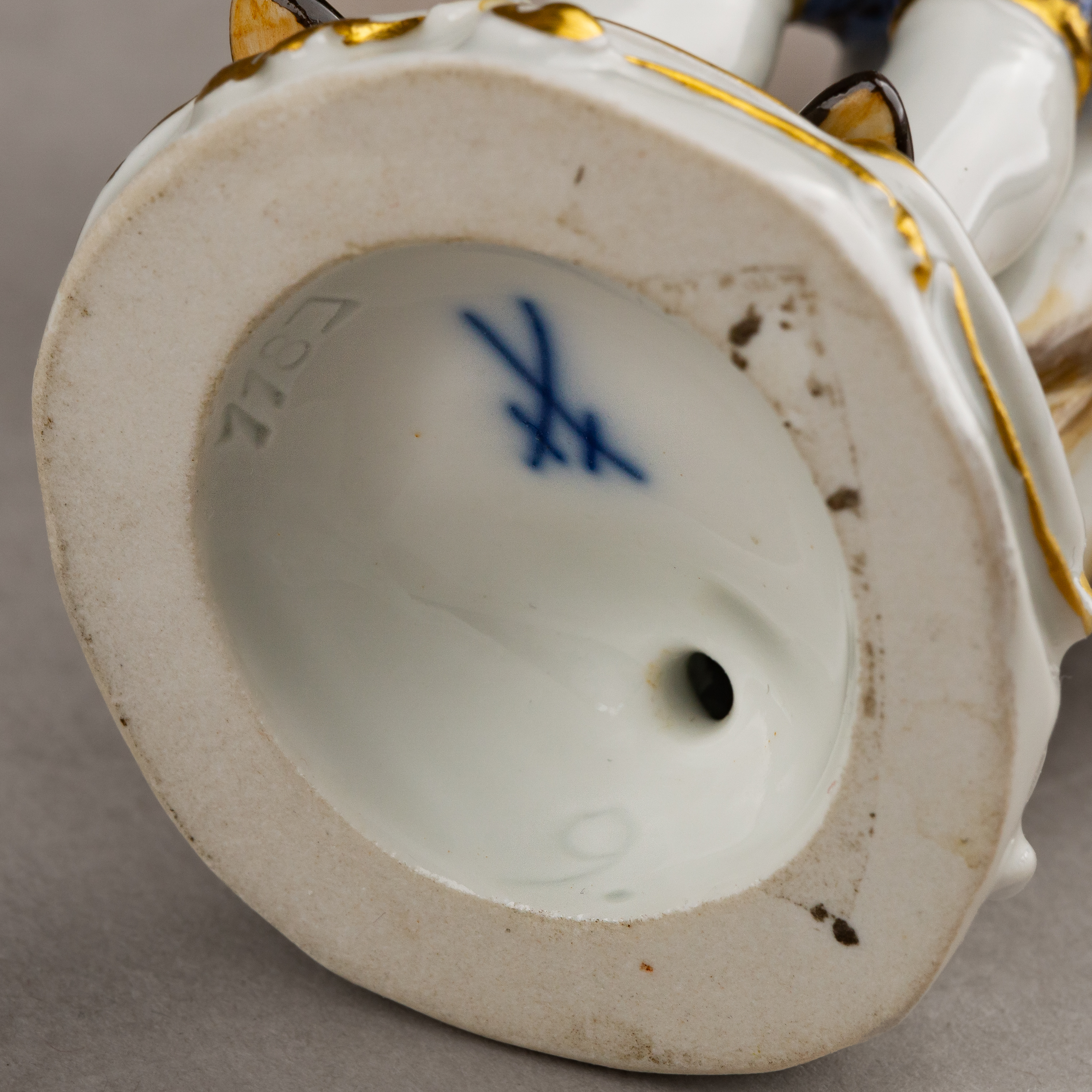 (Мейсен. П. Райнике) Скульптура «Торговец устрицами» (из серии «Cris de Paris»). Германия, Мейсенская фарфоровая мануфактура, по модели П. Райнике, середина XX века.