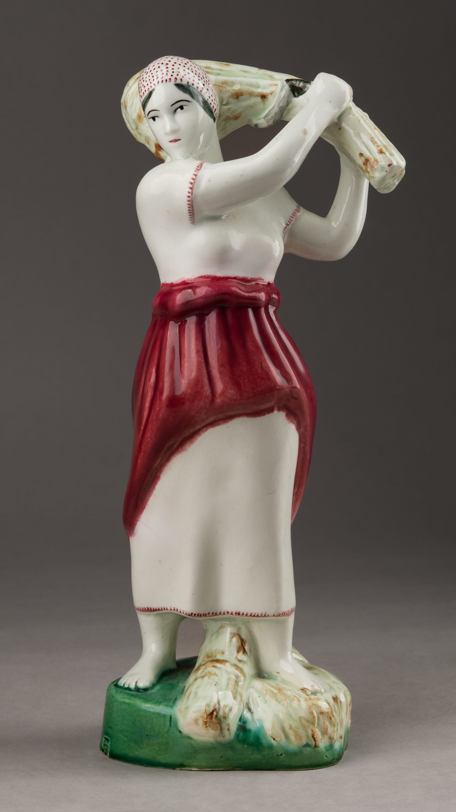 (М. Холодная) Скульптура «Женщина со снопом». СССР, Конаковский фаянсовый завод, скульптор – М. П. Холодная. Конец 1934-х-1940-е гг.