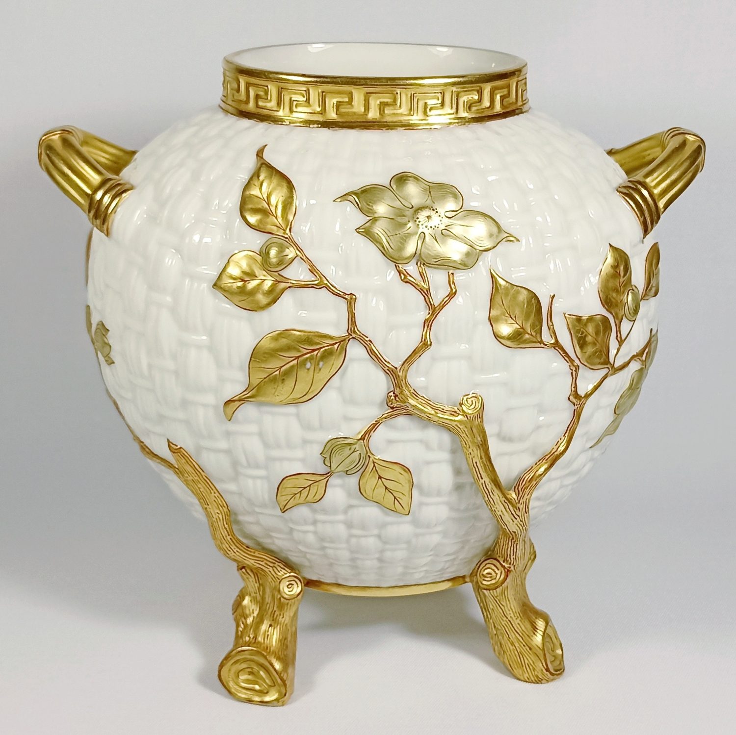 Ваза в виде плетеной корзины в золотых ветвях.
Англия, Royal Worcester, 1883.
