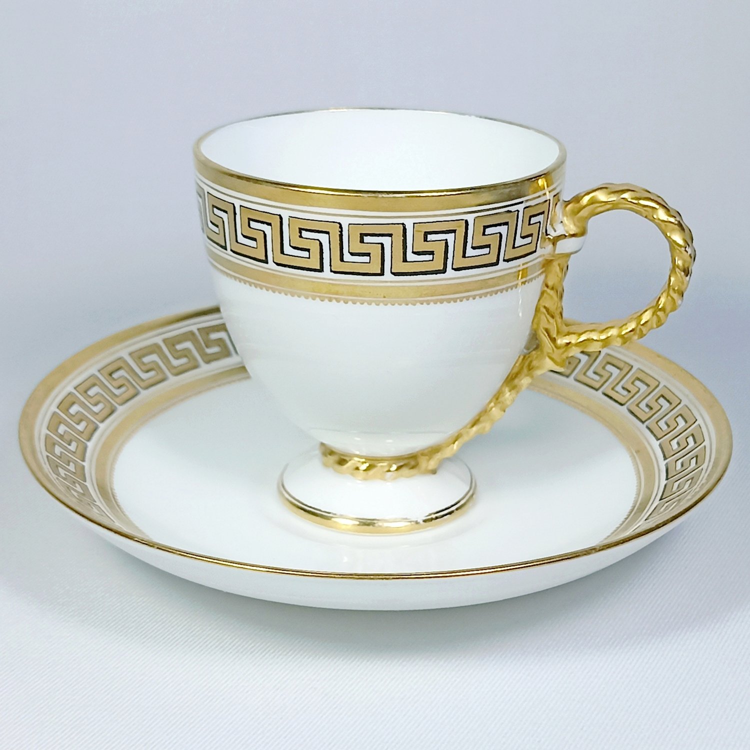 Чашка с блюдцем  декорированная греческим орнаментом и золотым канатом.
Англия, Brown-Westhead Moore & Co, 1868.