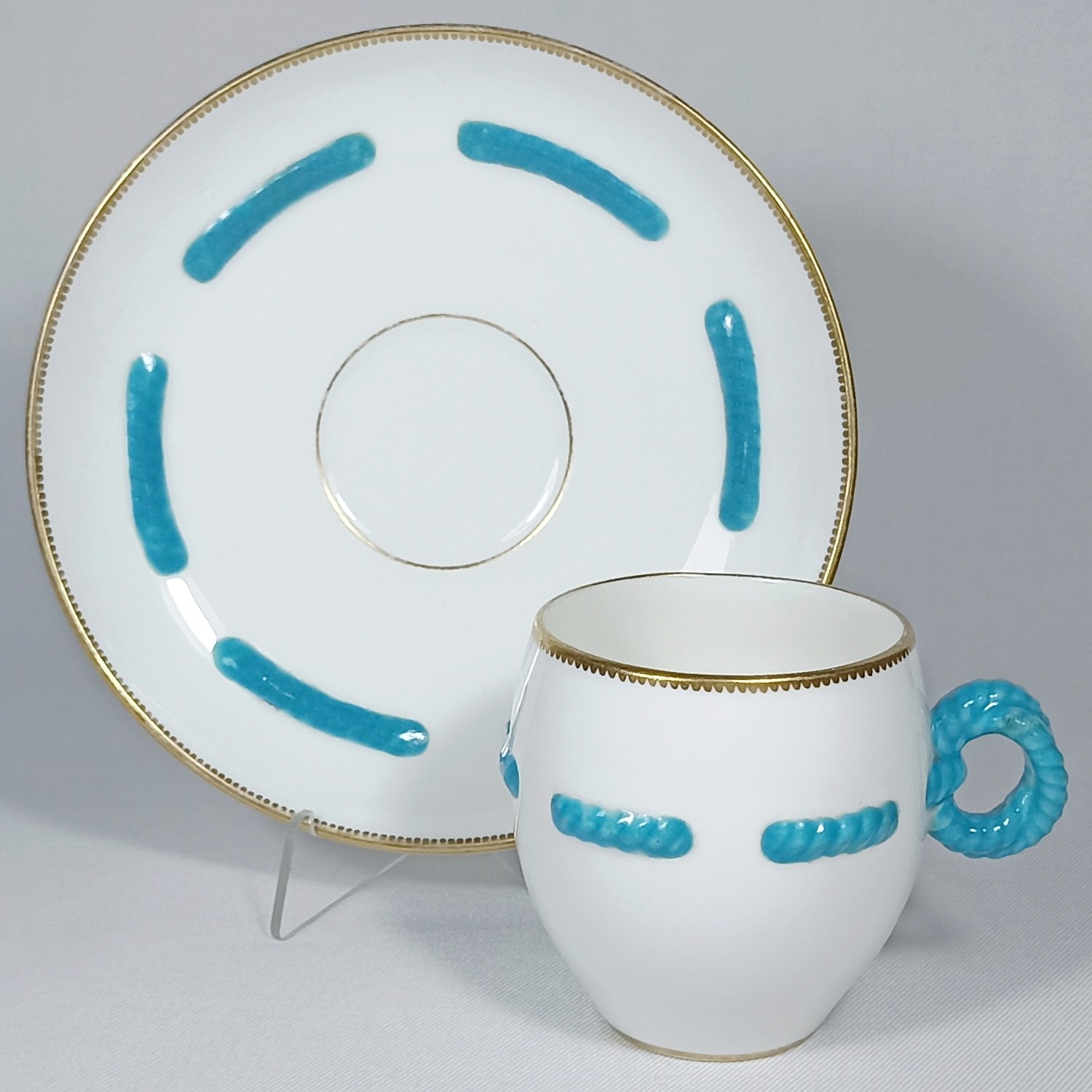 Чашка с блюдцем с декором в виде бирюзового каната.
Англия, Brown-Westhead Moore & Co, 1873.