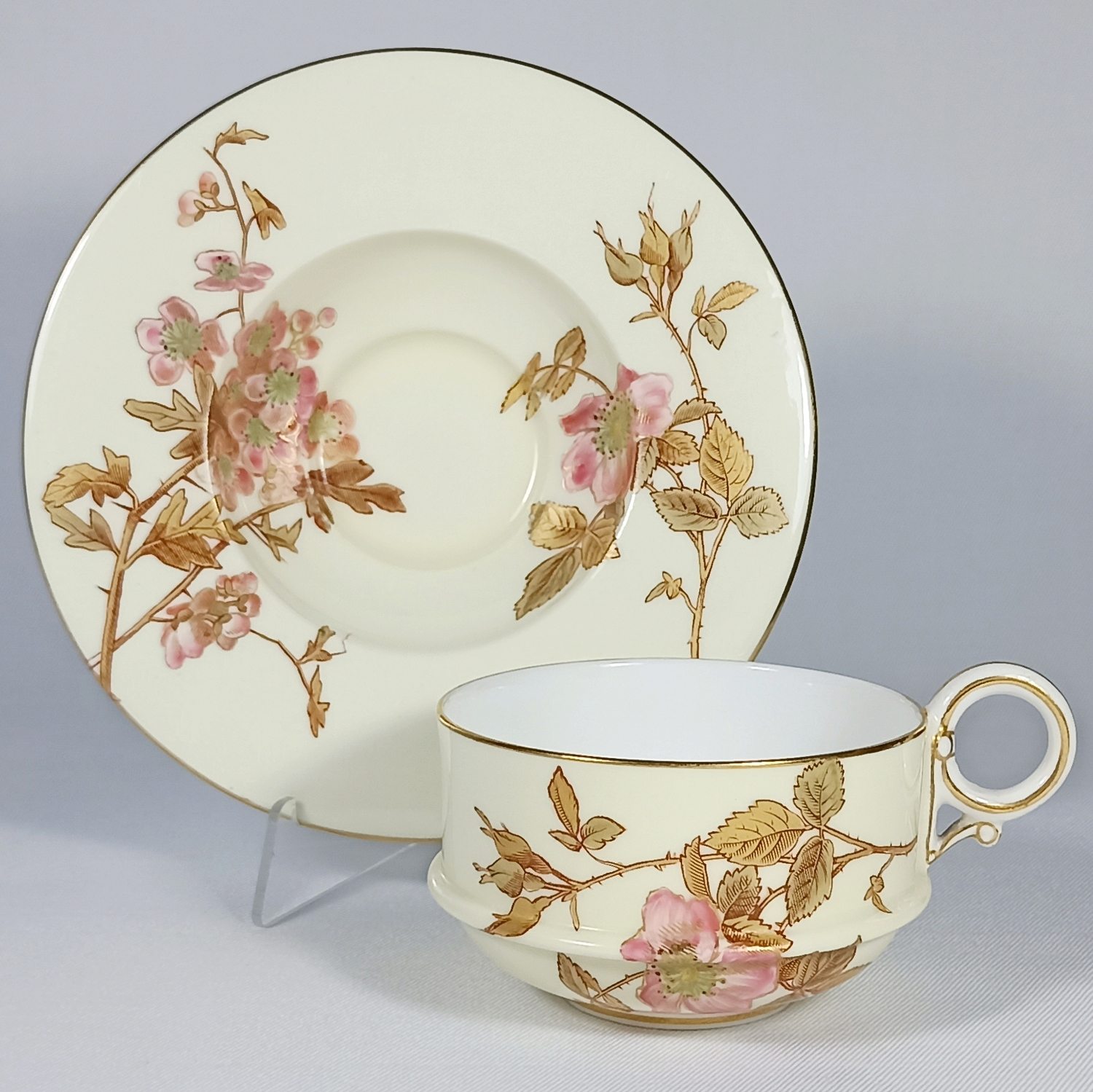 (Royal Worcester) Чашка с блюдцем с росписью в виде цветущего шиповника.
Англия, Royal Worcester (Ворчестер), 1889.