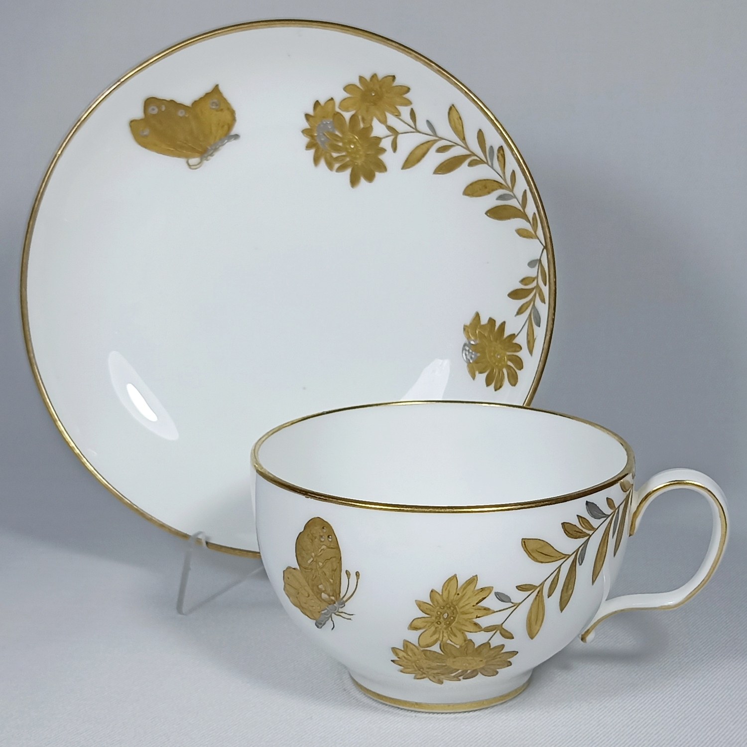 (Minton) Чайная пара с росписью в виде бабочек, порхающих в цветах.
Англия, Minton, 1870-е годы.