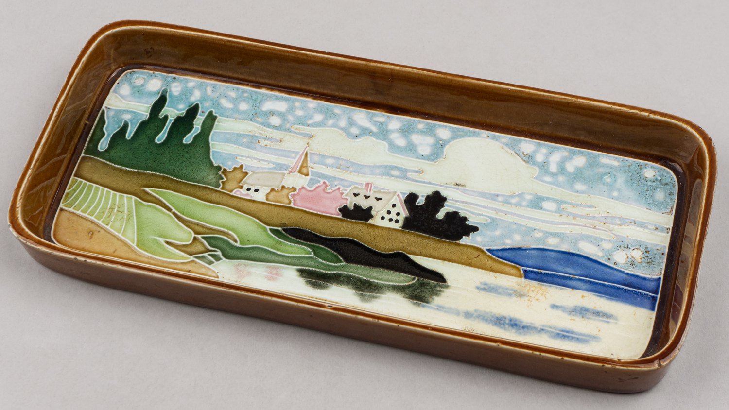 (Кузнецов. Модерн) Лоток с изображением пейзажа. 
Россия, Товарищество М.С. Кузнецова, 1889–1917 годы.
