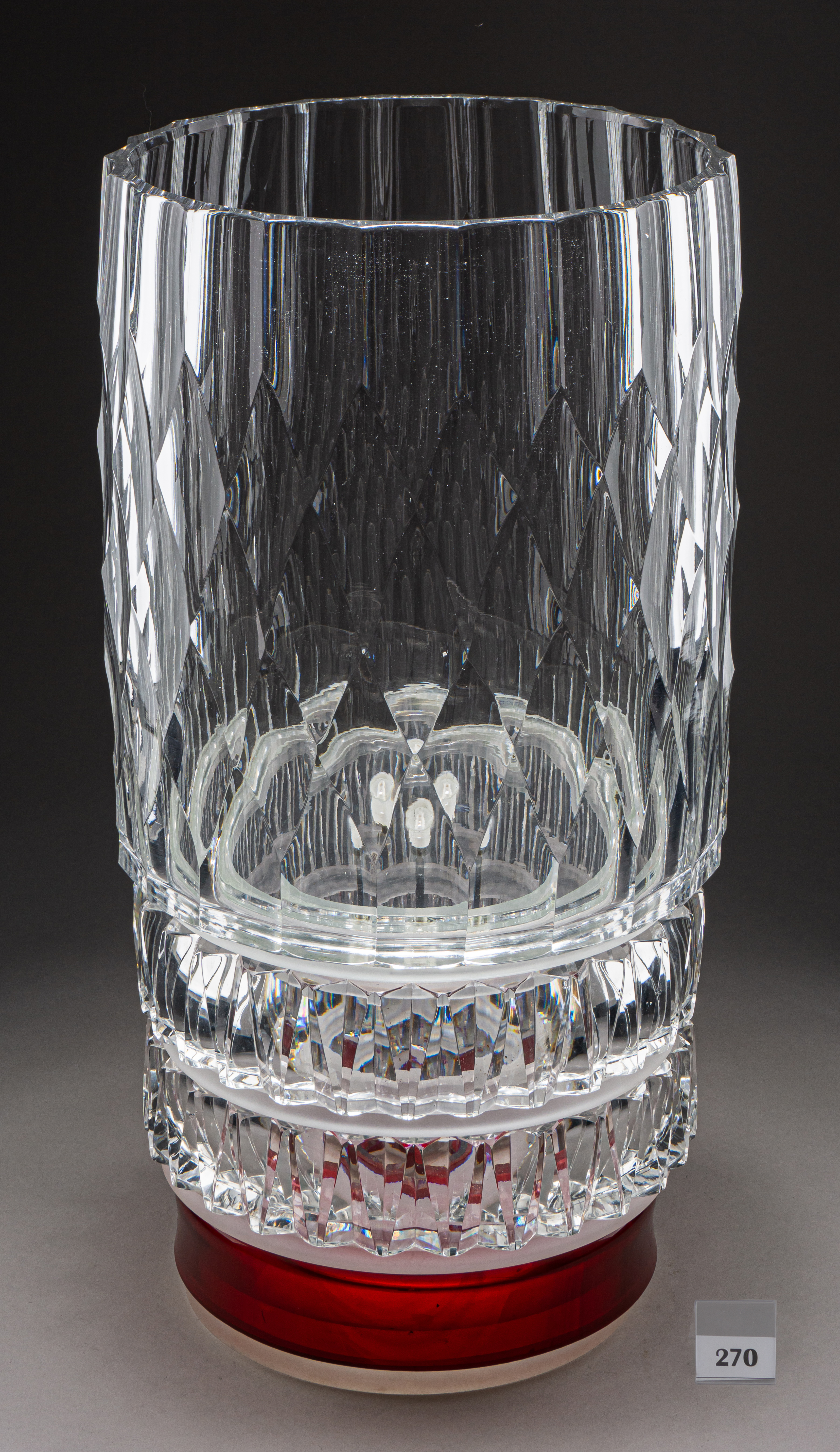 (А.М. Остроумов) Большая хрустальная ваза «Великий Красный Октябрь».  СССР, Ленинградский завод художественного стекла, автор - А.М. Остроумов. К художественной выставке «Советская Россия» в выставочном зале «Манеж» в Москве, 1967 год.