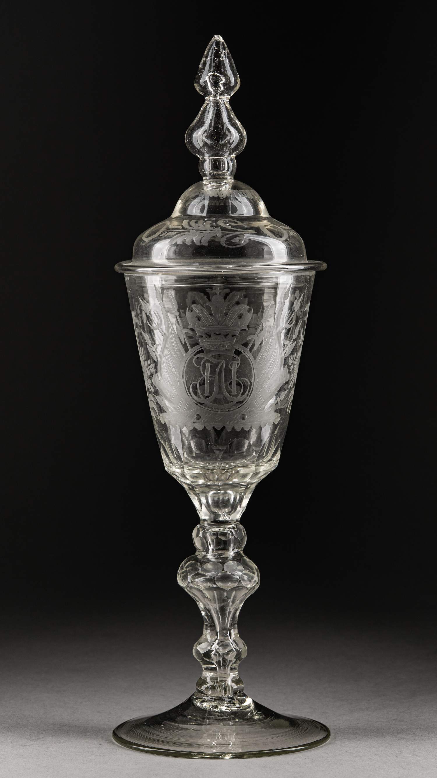 Кубок  с изображениями двуглавого орла и вензеля императрицы Екатерины II.  Россия,  Завод Г. Потемкина, 1780-е годы.