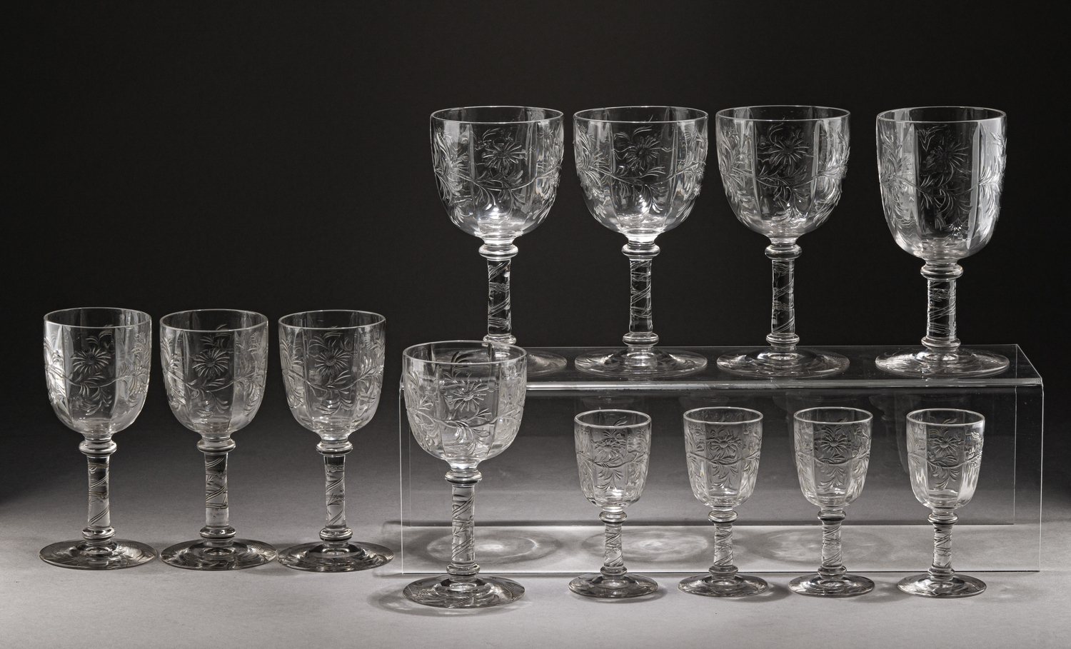Бокалы и рюмки из сервиза с цветочными гирляндами.
Россия, Гусевской хрустальный завод, 1880-1900 годы.
