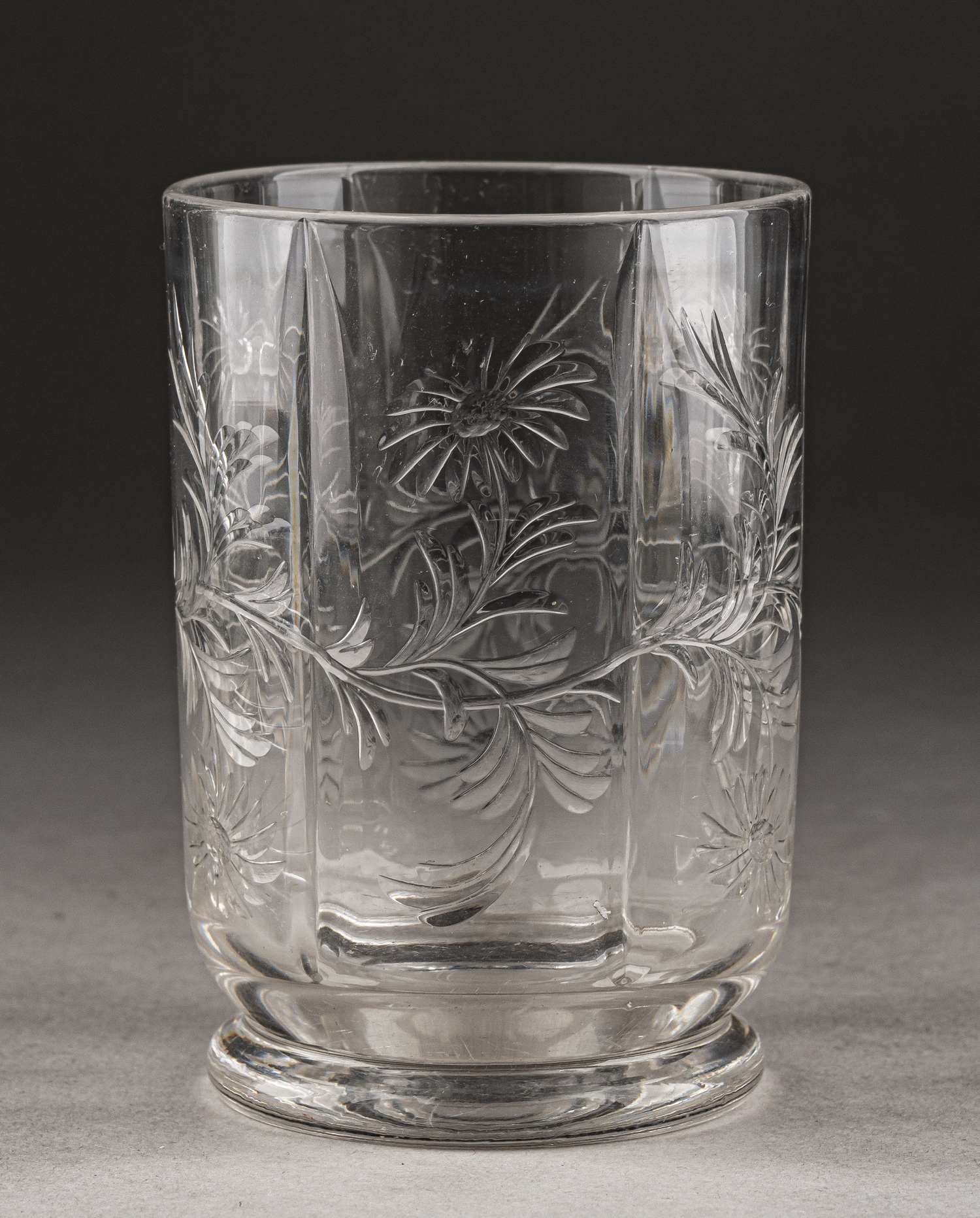 Стакан из сервиза с цветочными гирляндами.
Россия, Гусевской хрустальный завод, 1880-1900 годы.