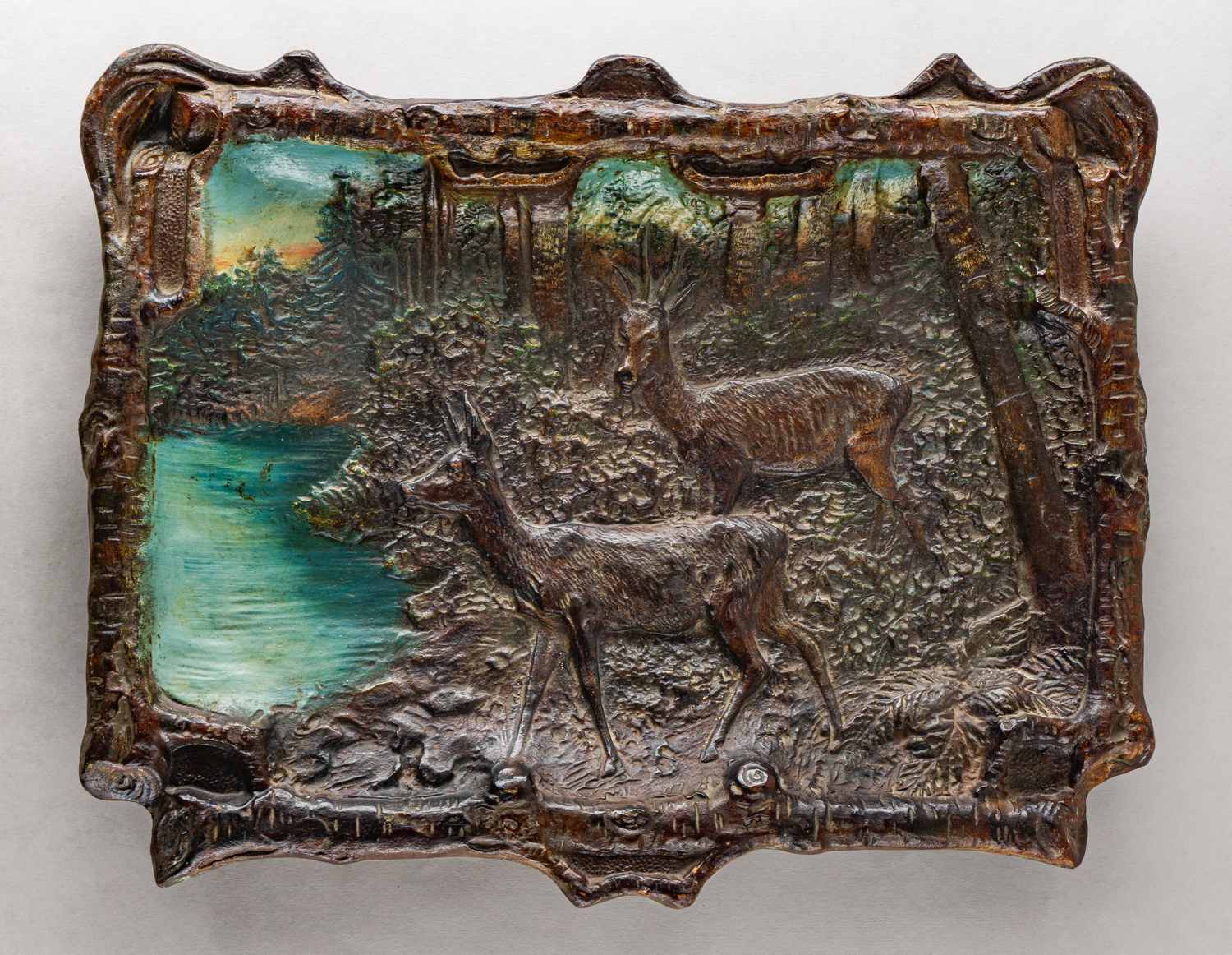 (Всекохудожник) Настенное панно «Косули». СССР, артель Всекохудожник, фабрика «Лепка», 1930-е — 1940-е годы.