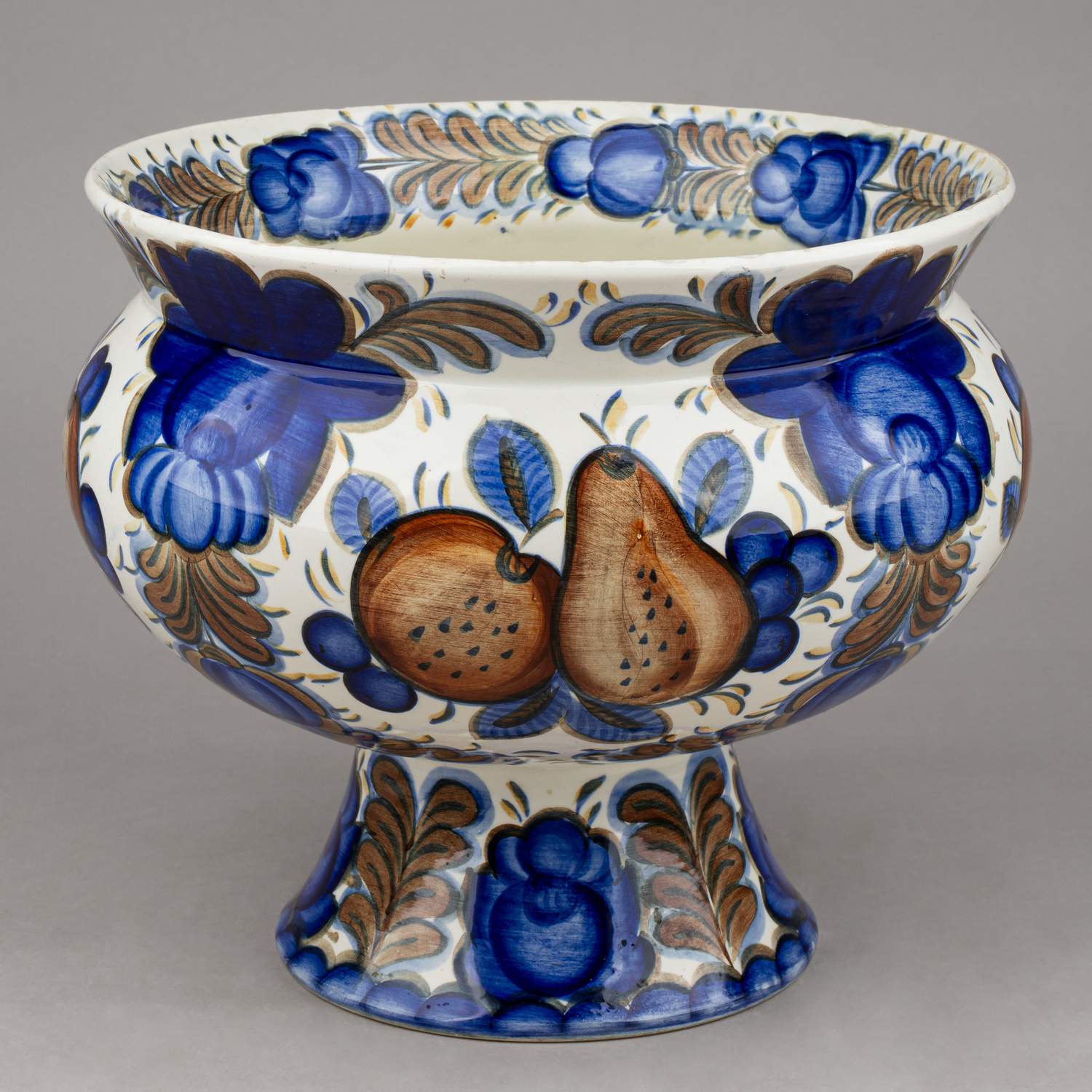 (В.И. Беляков) Ваза для фруктов. СССР, Конаковский фаянсовый завод имени М.И. Калинина, автор росписи В.И. Беляков, 1970-е-1980-е годы.