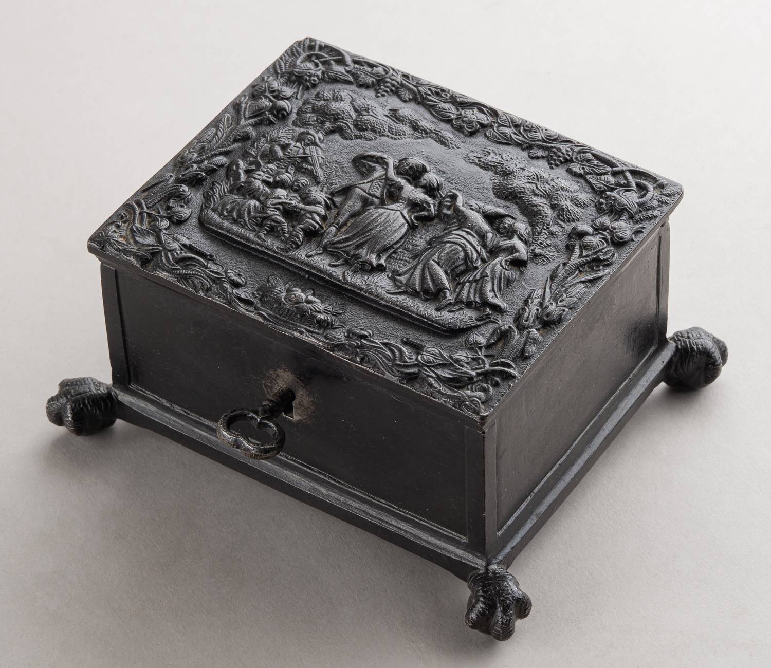 Шкатулка с барельефом «Менуэт». СССР Каслинский завод, 1956 г.