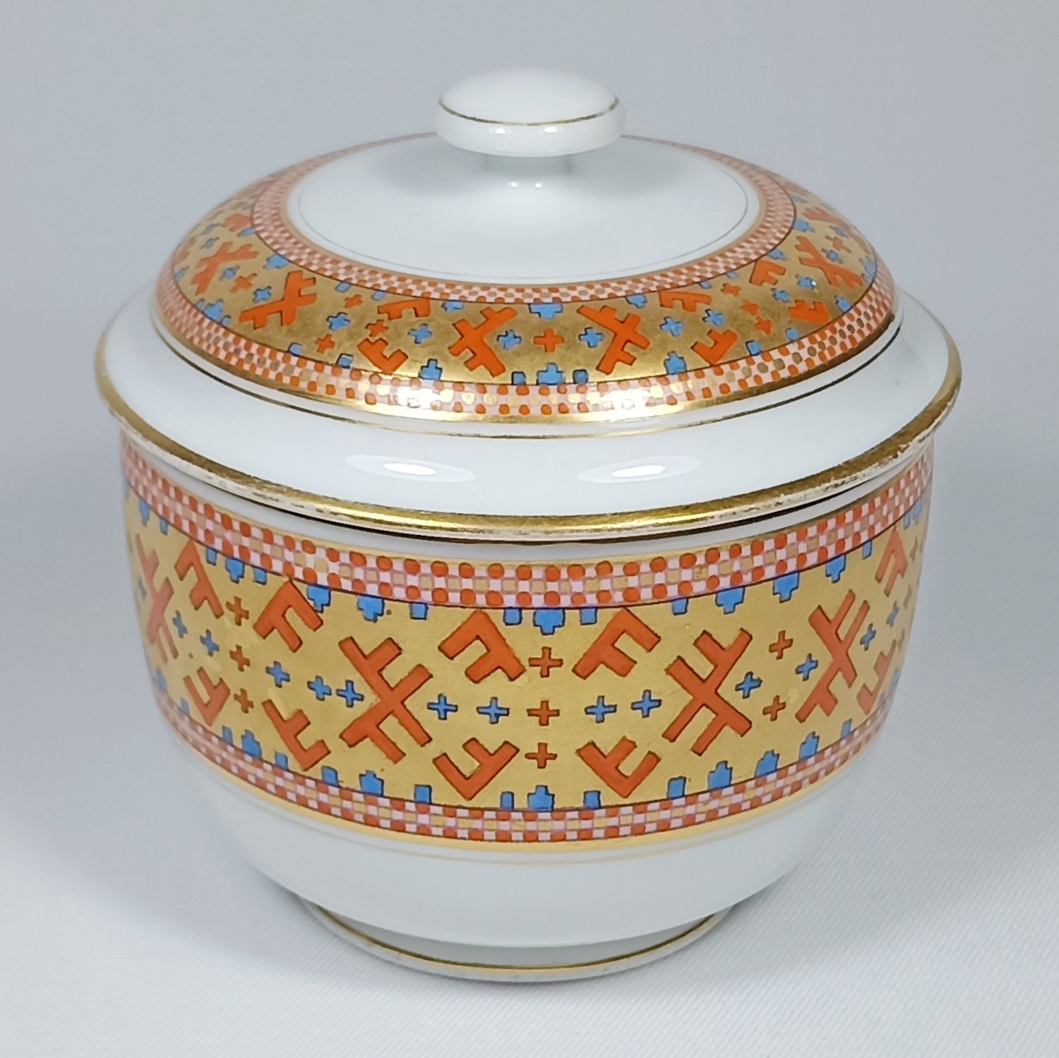 (Корниловы) Сахарница с орнаментом в русском стиле.
Российская Империя, Санкт-Петербург, Завод Братьев Корниловых, 1890-1900-е годы.