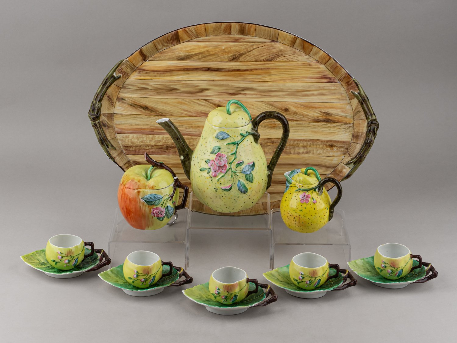 (Редкость. Гарднер) Сервиз кофейный в стиле «тромплей» «Яблоки и груши» на подносе.
Россия, фабрики Ф.Я. Гарднера, М.С. Кузнецова, 1870-1917-е годы.