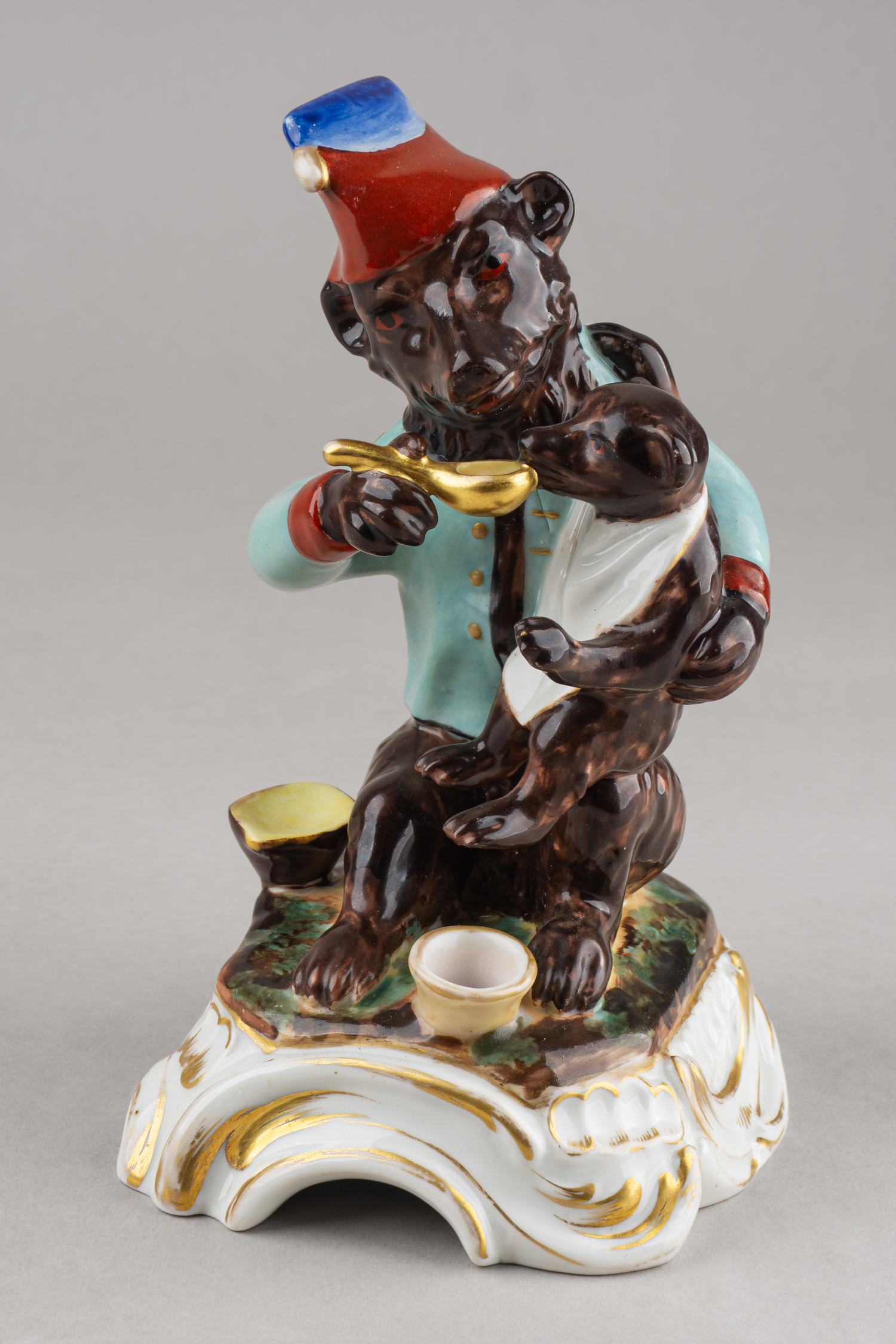 Скульптура (чернильница)  «Медведица, кормящая медвежонка». Россия, Завод Ф.Я. Гарднера, 1830-е – 1860-е годы.