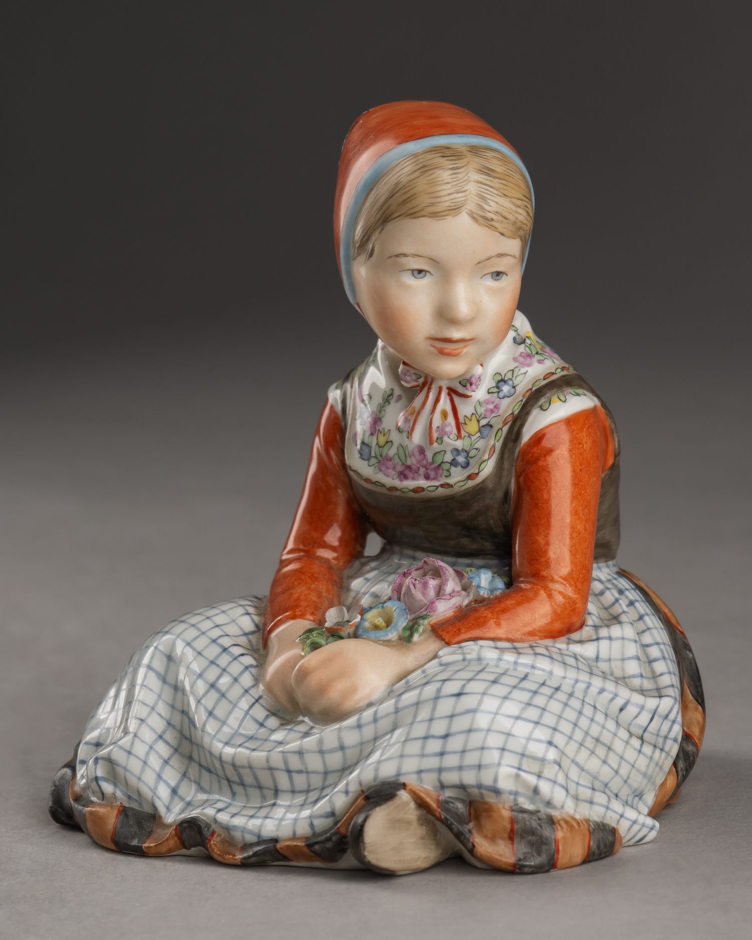 (Royal Copenhagen) Скульптура «Девочка с острова Фюн» (из серии «Национальные типажи»). Дания, Royal Copenhagen, Мартин-Хансен, К., 1920-е годы.