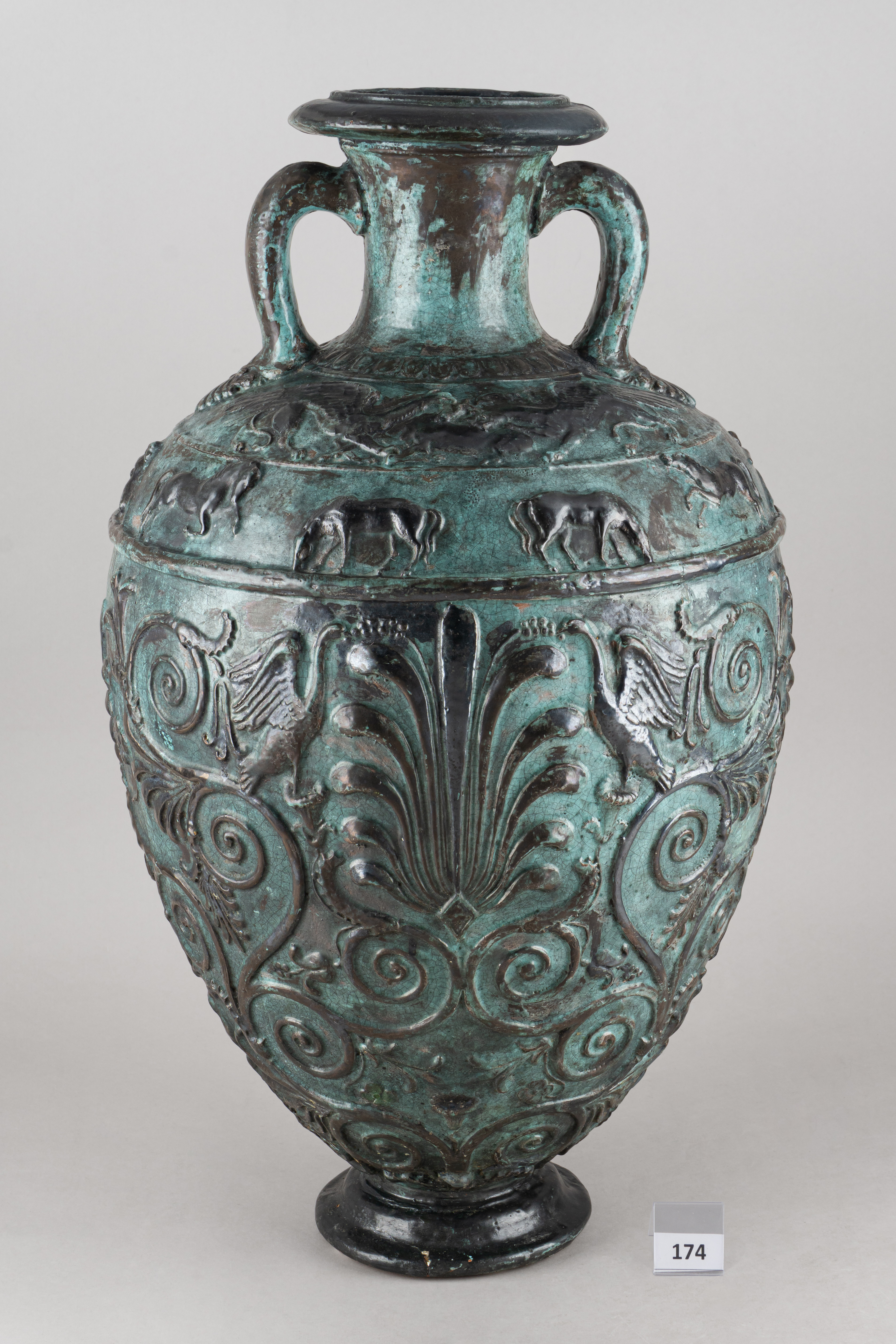 (Главный технолог керамической мастерской Абрамцево Ваулин Петр Кузьмич) Ваза «Чертомлыкская». <br>Россия, Художественно-керамическая мастерская «Кикерино» в Петербургской губернии, мастер – Ваулин Петр Кузьмич,  начало XX века.