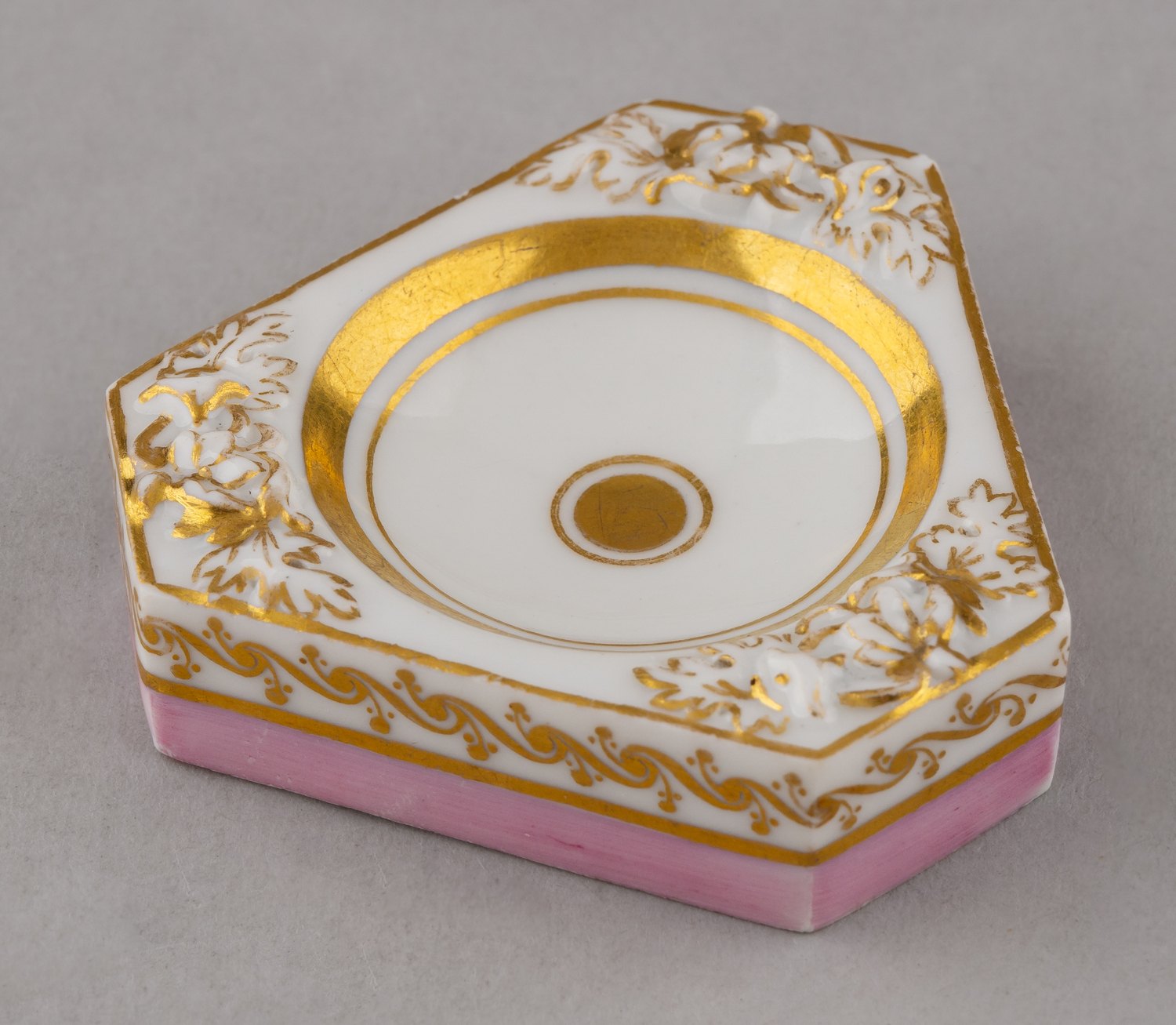 (ИФЗ.  Николай I ) Солонка «шестигранная» с рельефным декором. 
Россия, Императорский фарфоровый завод, 1834 год.