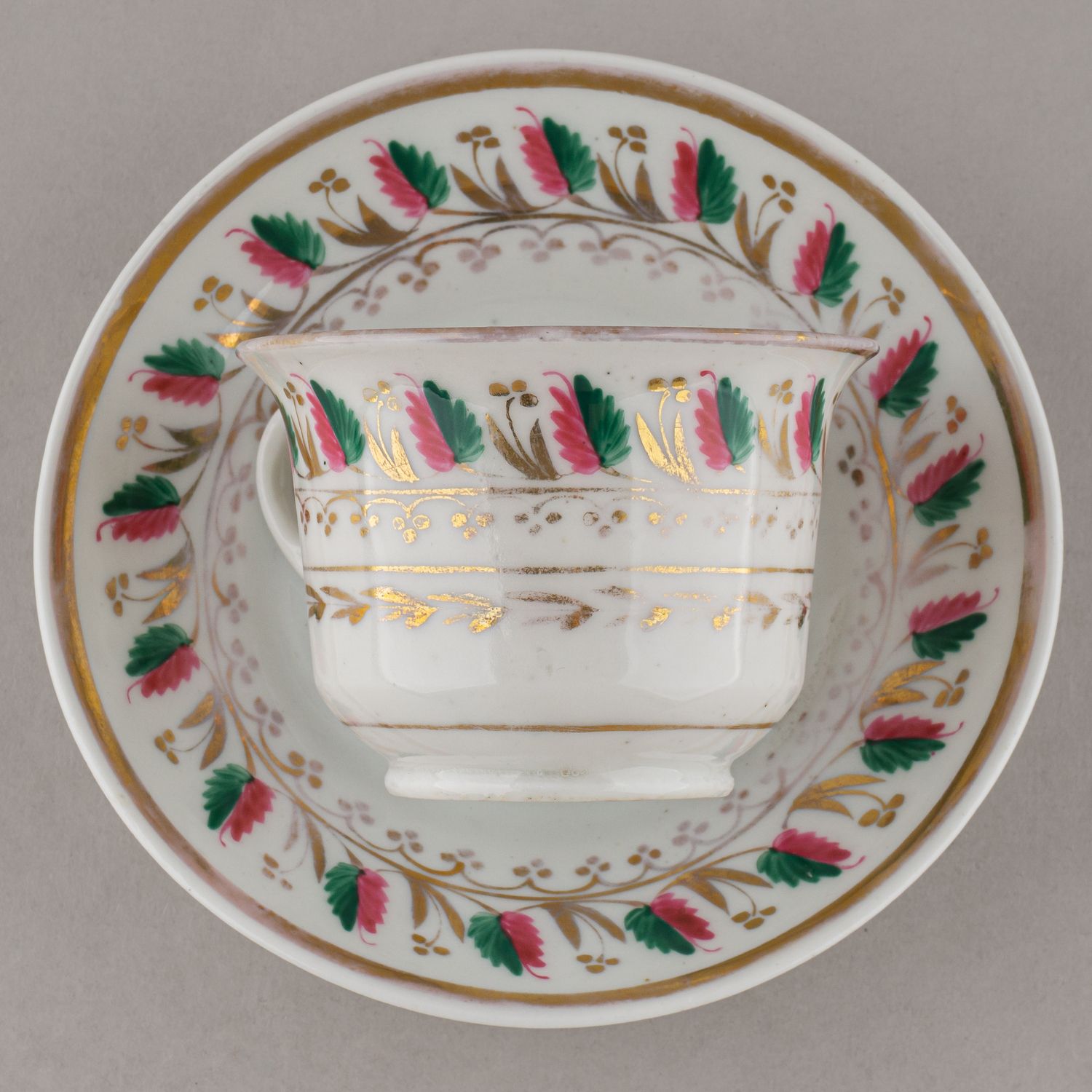(Сафронов) Чашка с блюдцем с флоральным  орнаментом. 
Россия, завод А.Т. Сафронова, 1820-е–1850-е годы.