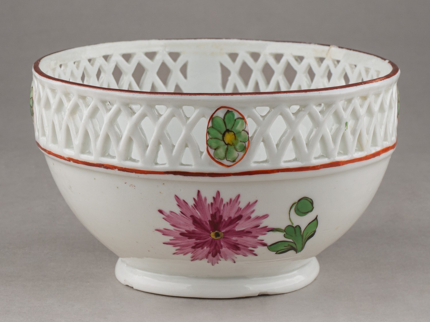 (Гарднер.  XVIII в.) Вазочка  с ажурным бортом и изображением цветов.
Россия, фабрика Ф.Я. Гарднера, конец XVIII века.