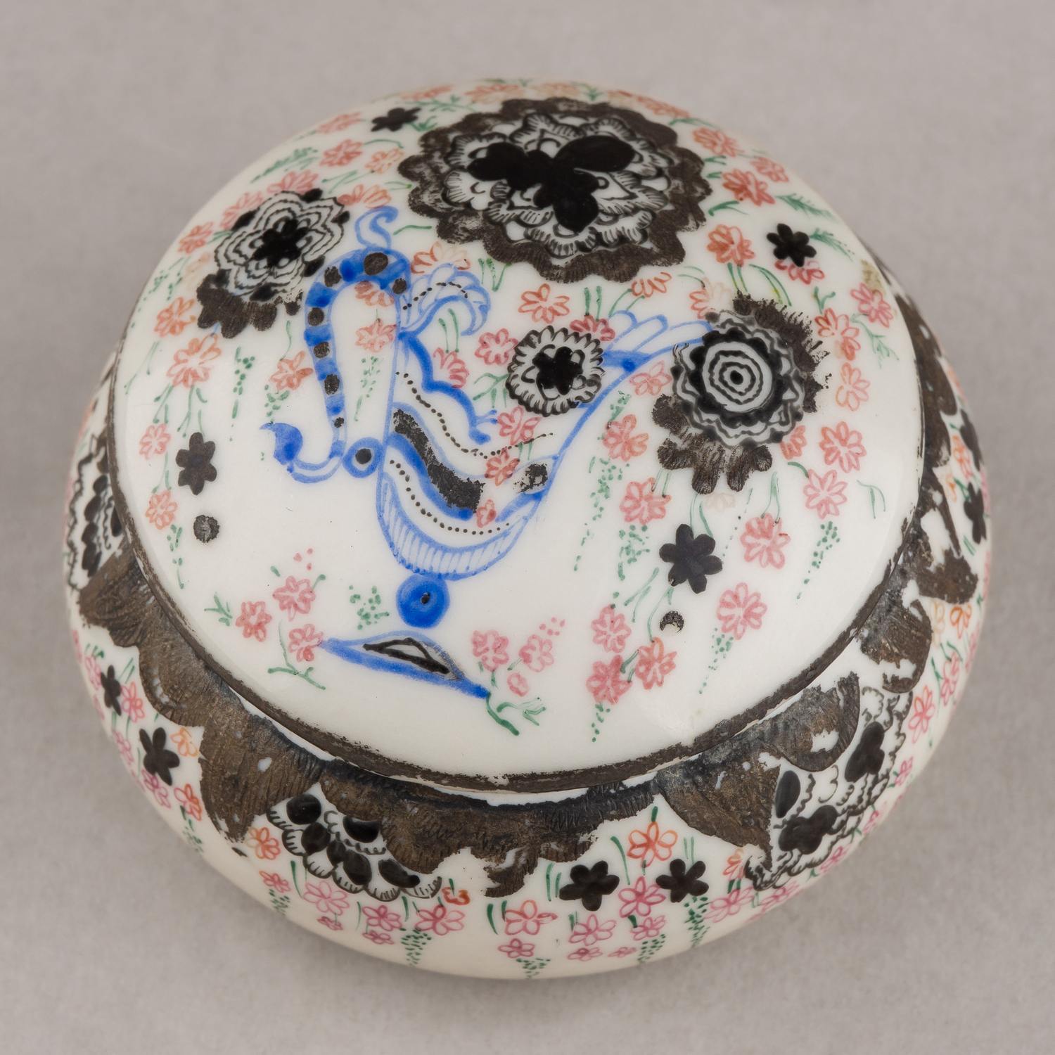 (Воробьевский) Шкатулка с изображением натюрморта  с цветами. 
СССР, Государственный фарфоровый завод, автор формы Н.Я. Данько, автор росписи А.В. Воробьевский, 1930-е годы.