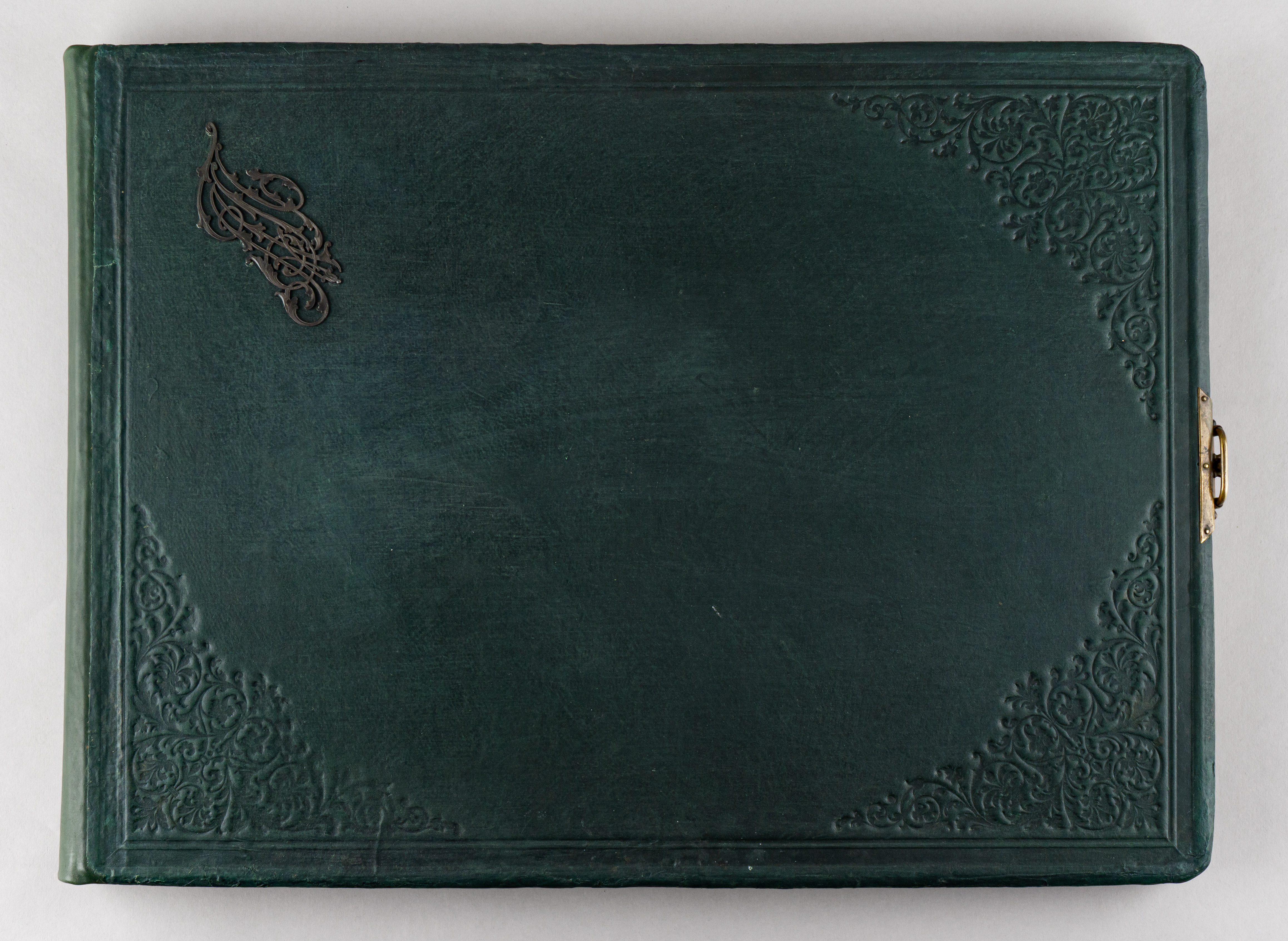 Альбом учеников И.Е. Репина студии М.К. Тенишевой, подаренный А.В. Прахову. 19 листов, посвящение и 17 этюдов. 1898.