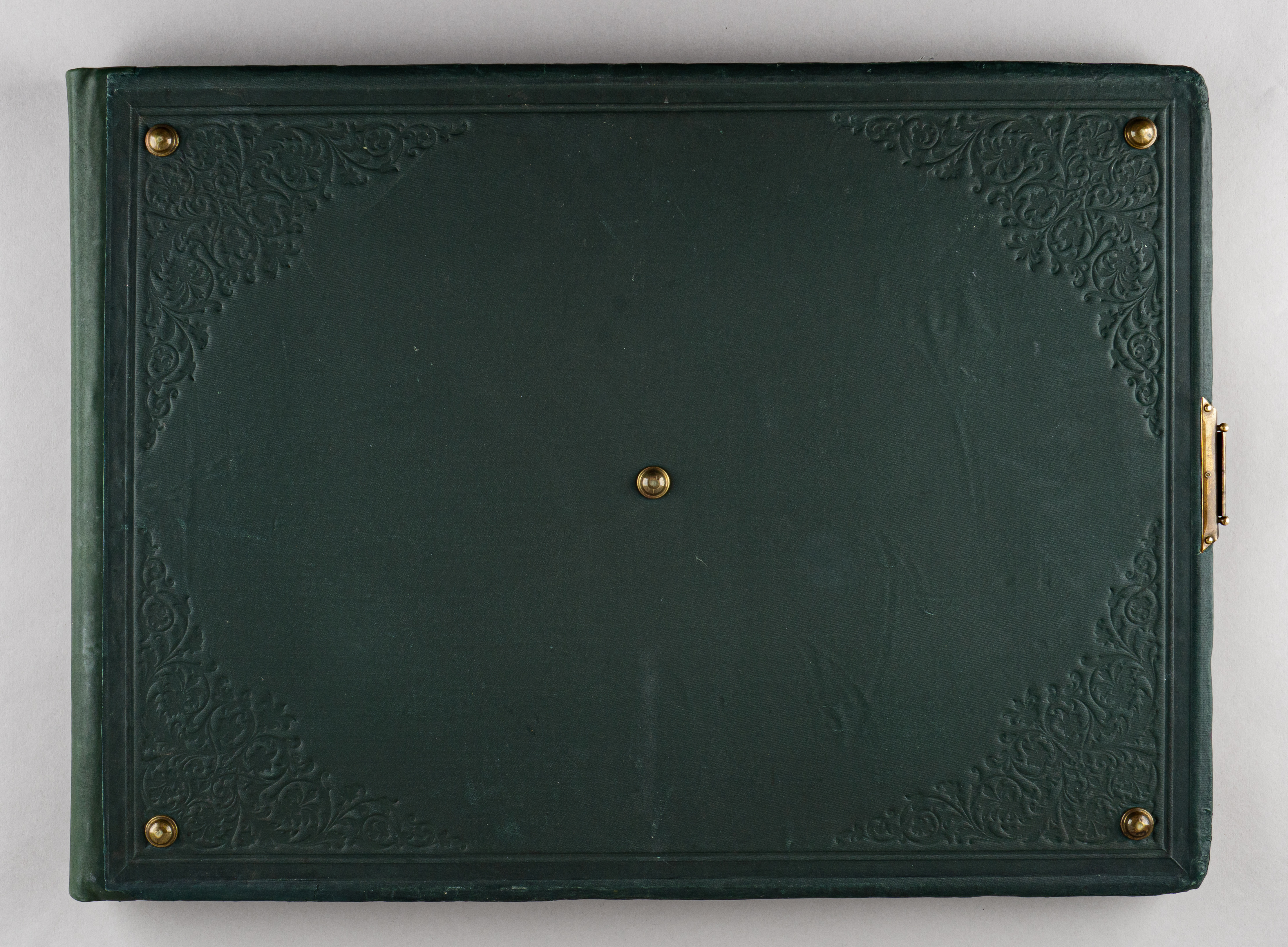 Альбом учеников И.Е. Репина студии М.К. Тенишевой, подаренный А.В. Прахову. 19 листов, посвящение и 17 этюдов. 1898.