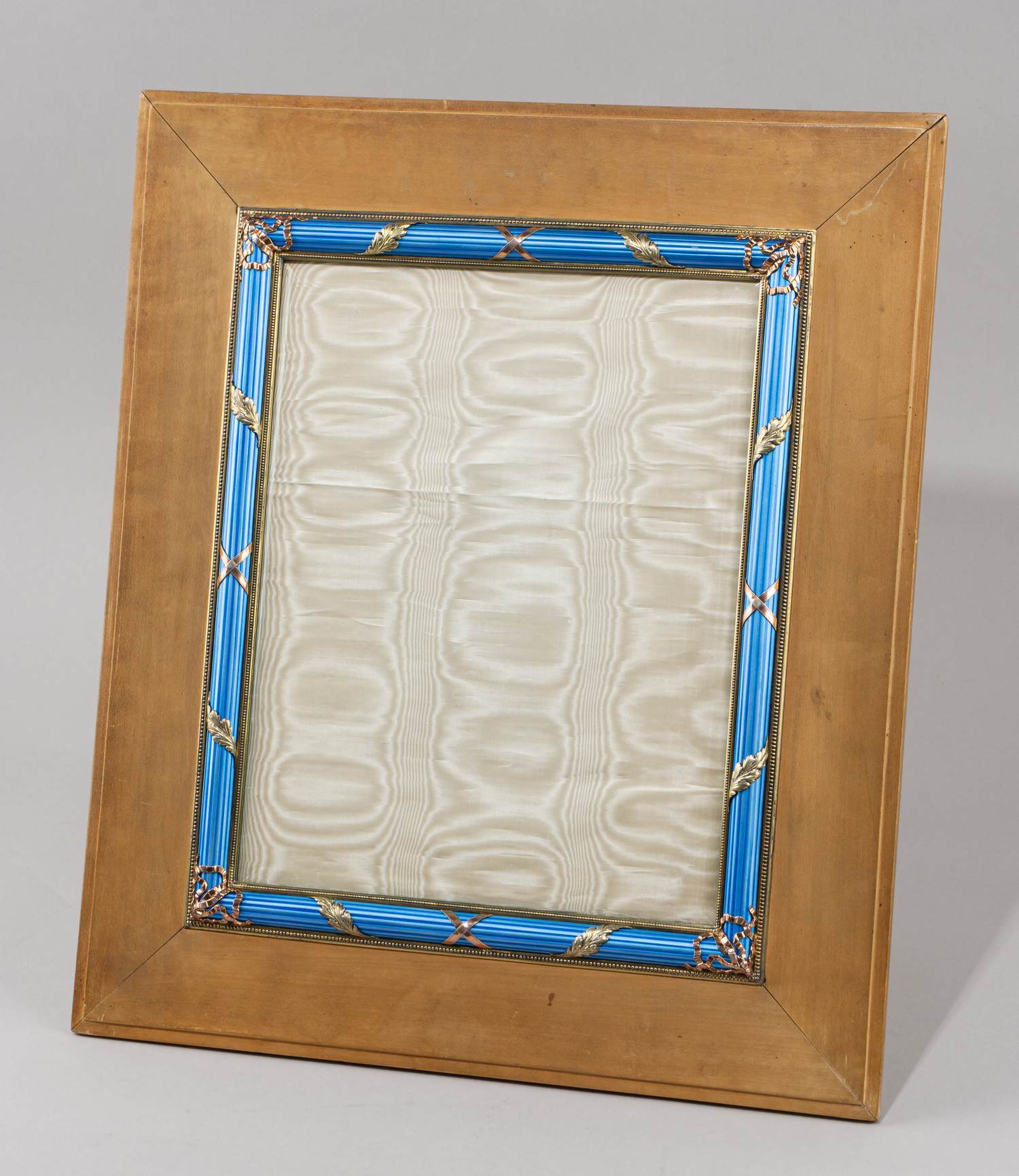 (Фаберже. С экспертизой) Большая рама с эмалью
Россия, Санкт-Петербург, фирма К. Фаберже, мастер Ялмар Армфельд, 1908–1917 годы.