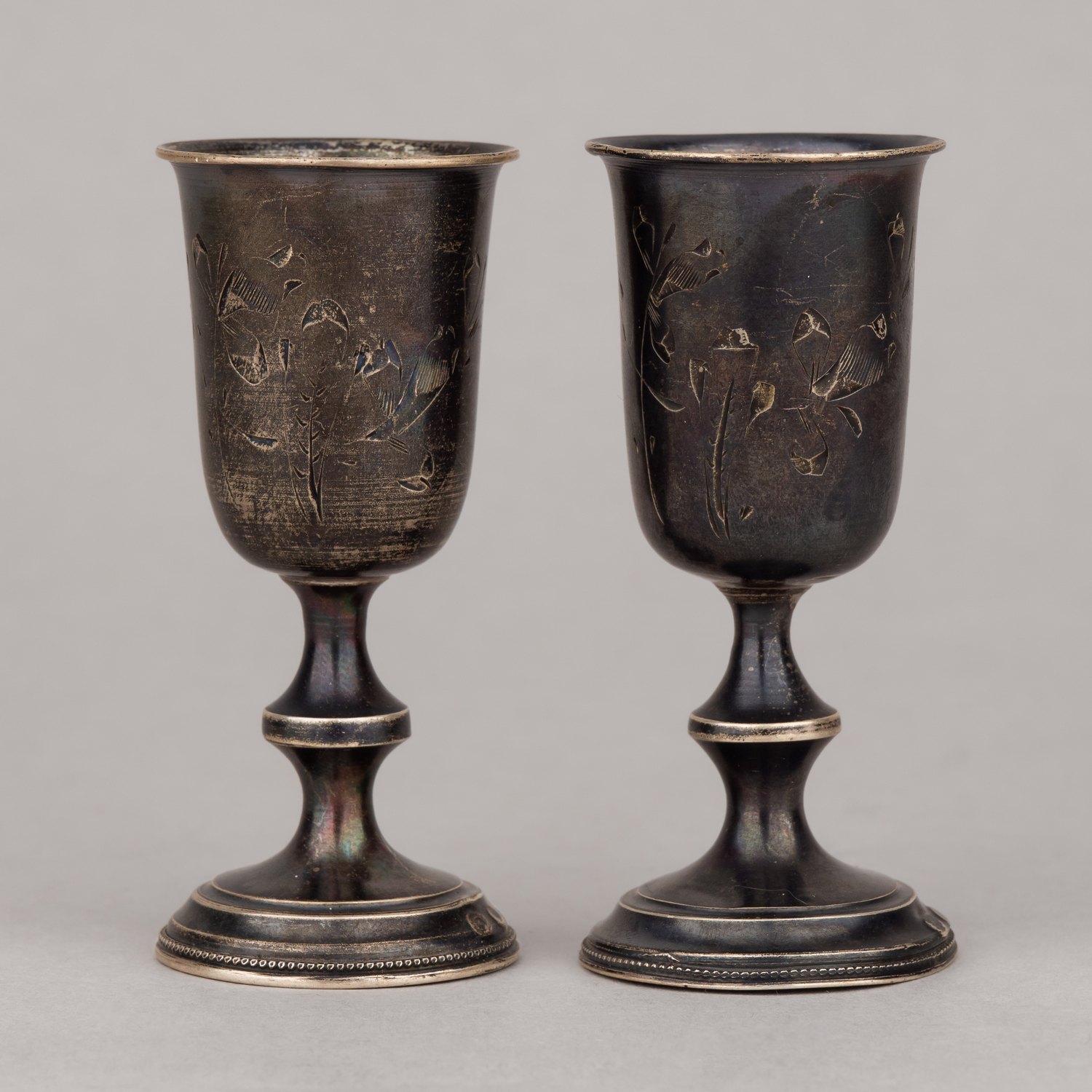 (Из собрания советской оперной певицы Антоновой Елизаветы) Две рюмки с изображением цветов.
Россия, Костромская губерния, село Красное, мастер – И.А. Рубцов, 1908–1926 годы.