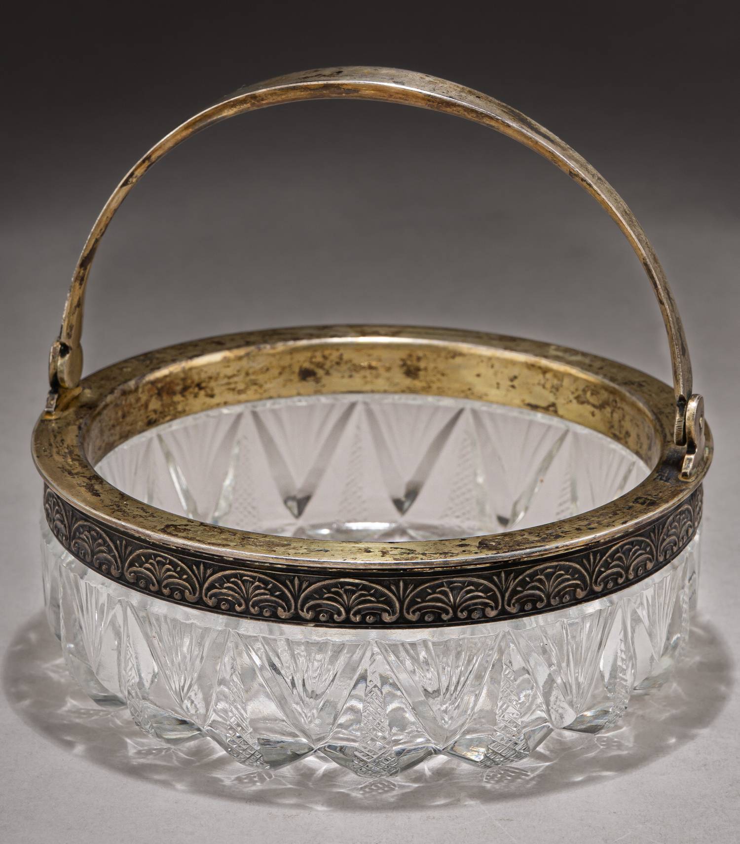 Вазочка в серебряной оправе. 
СССР, Москва,  Московская ювелирно-часовая фабрика,  1954.